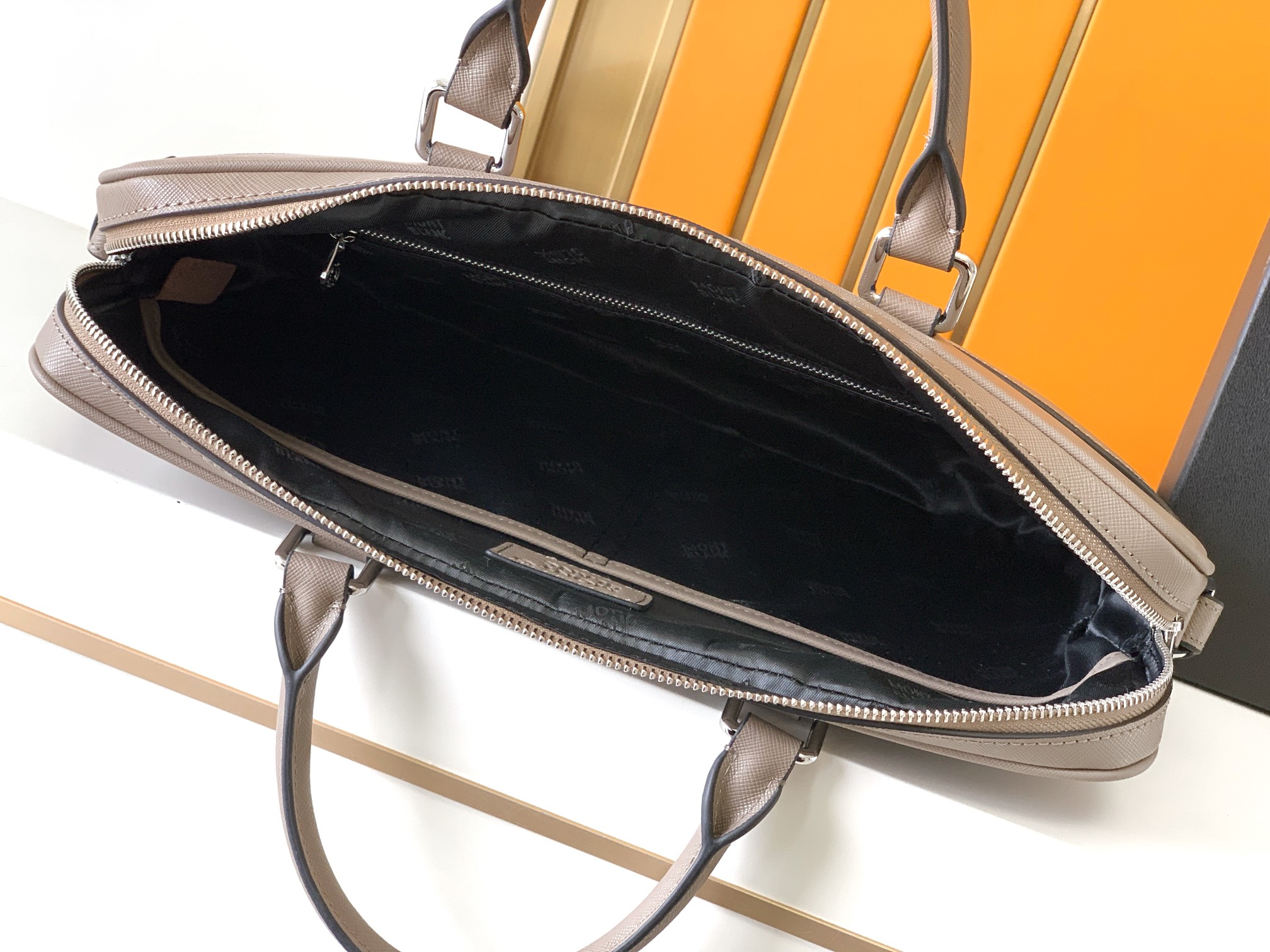 Montblanc 公文包型号：2101-1#卡其色 货万宝龙西班牙纹牛皮 光泽好上档次 高纤维布裡