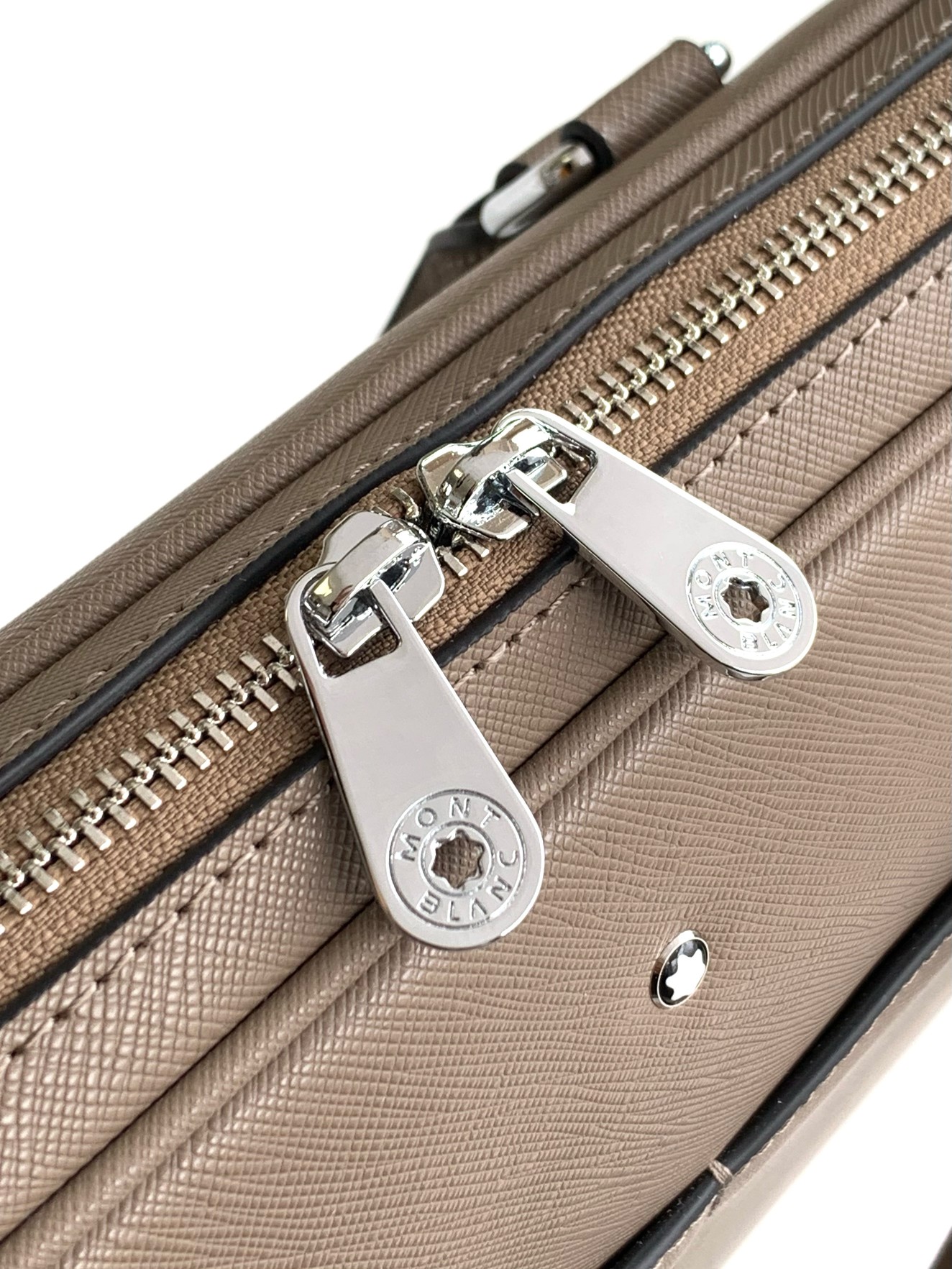 Montblanc 公文包型号：2101-1#卡其色 货万宝龙西班牙纹牛皮 光泽好上档次 高纤维布裡