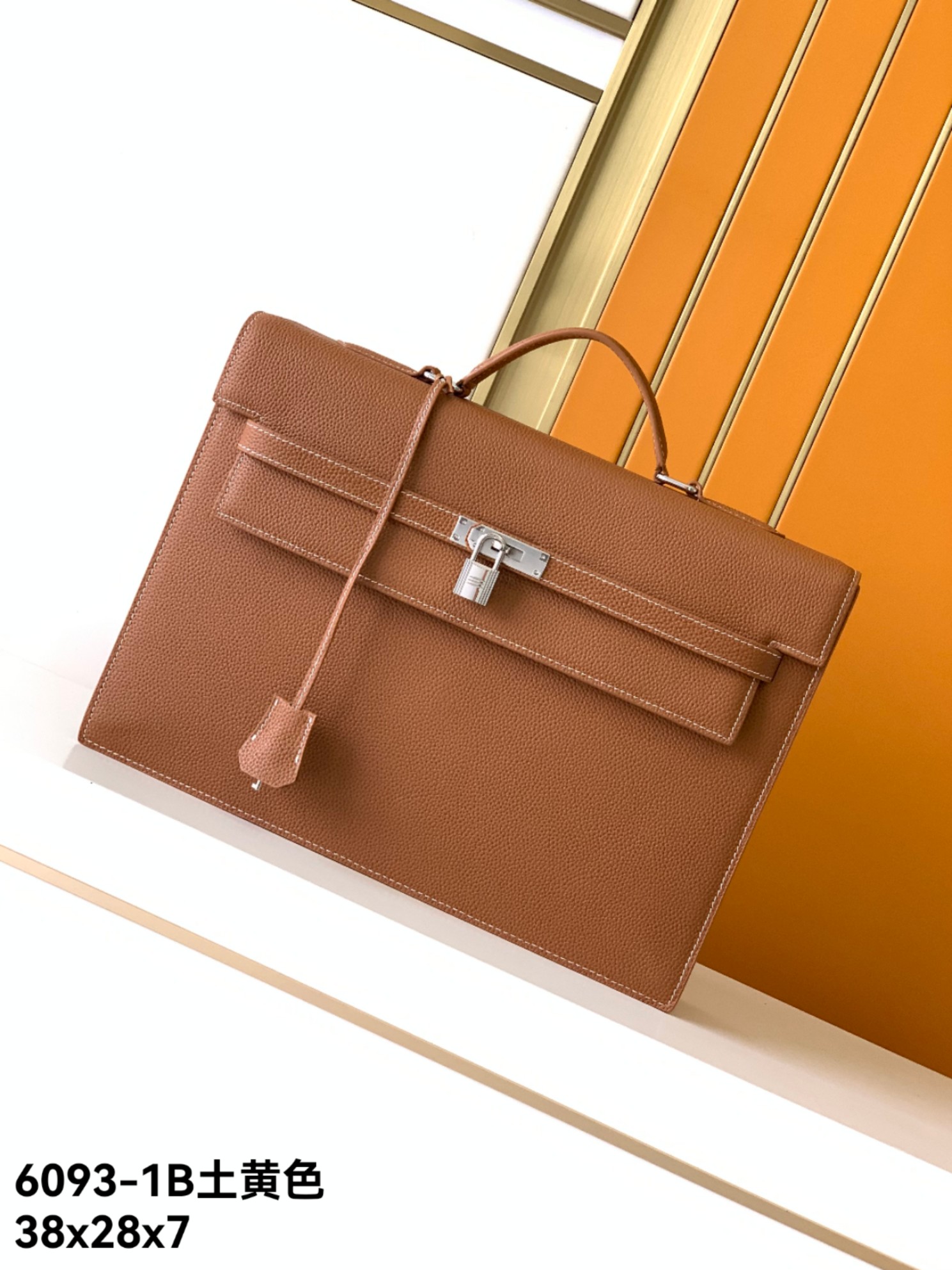 🥹720. 新款公文包型号:6093-1B#土黄色顶级原单货爱玛意大利专用头层牛皮,手感超级柔软细腻,质感高端有档次,专柜同款,绝对高端货.高纤维布裡,专柜五金配件,质量超赞.尺寸:38x28x7-