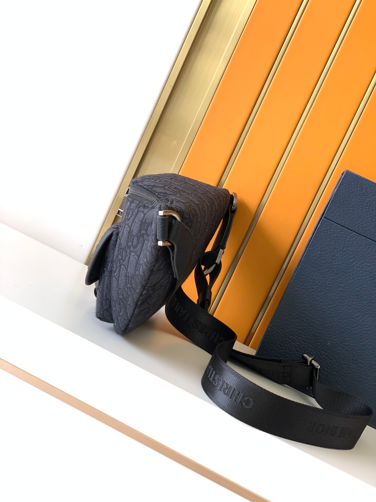 休闲腰包新款：446#黑D，顶级原单货专柜休闲时尚腰包，高端大气，时尚有品味，原单专用高端防水布配头层牛