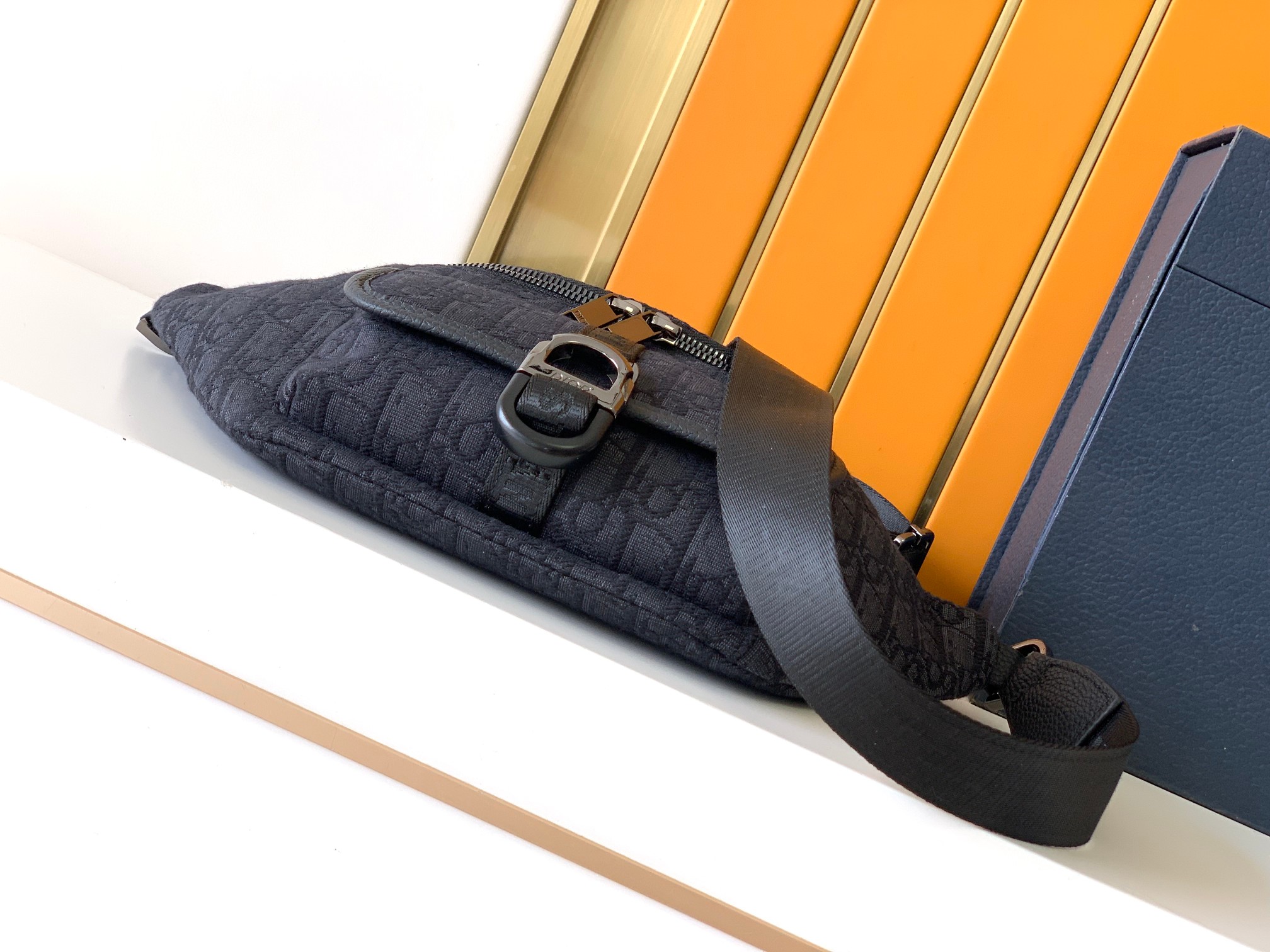 休闲腰包新款：446#黑D，顶级原单货专柜休闲时尚腰包，高端大气，时尚有品味，原单专用高端防水布配头层牛