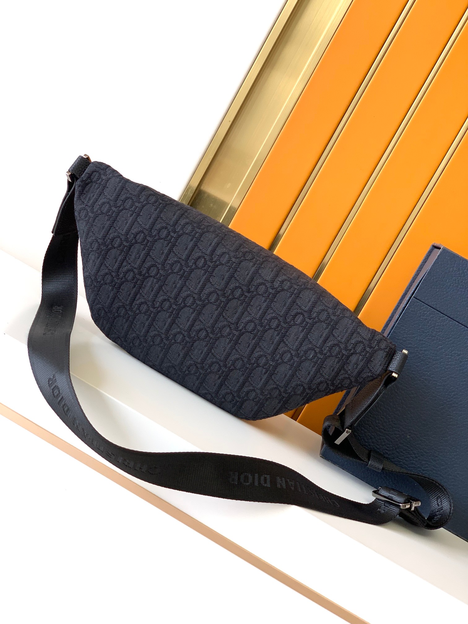 休闲腰包新款：446#黑D，顶级原单货专柜休闲时尚腰包，高端大气，时尚有品味，原单专用高端防水布配头层牛