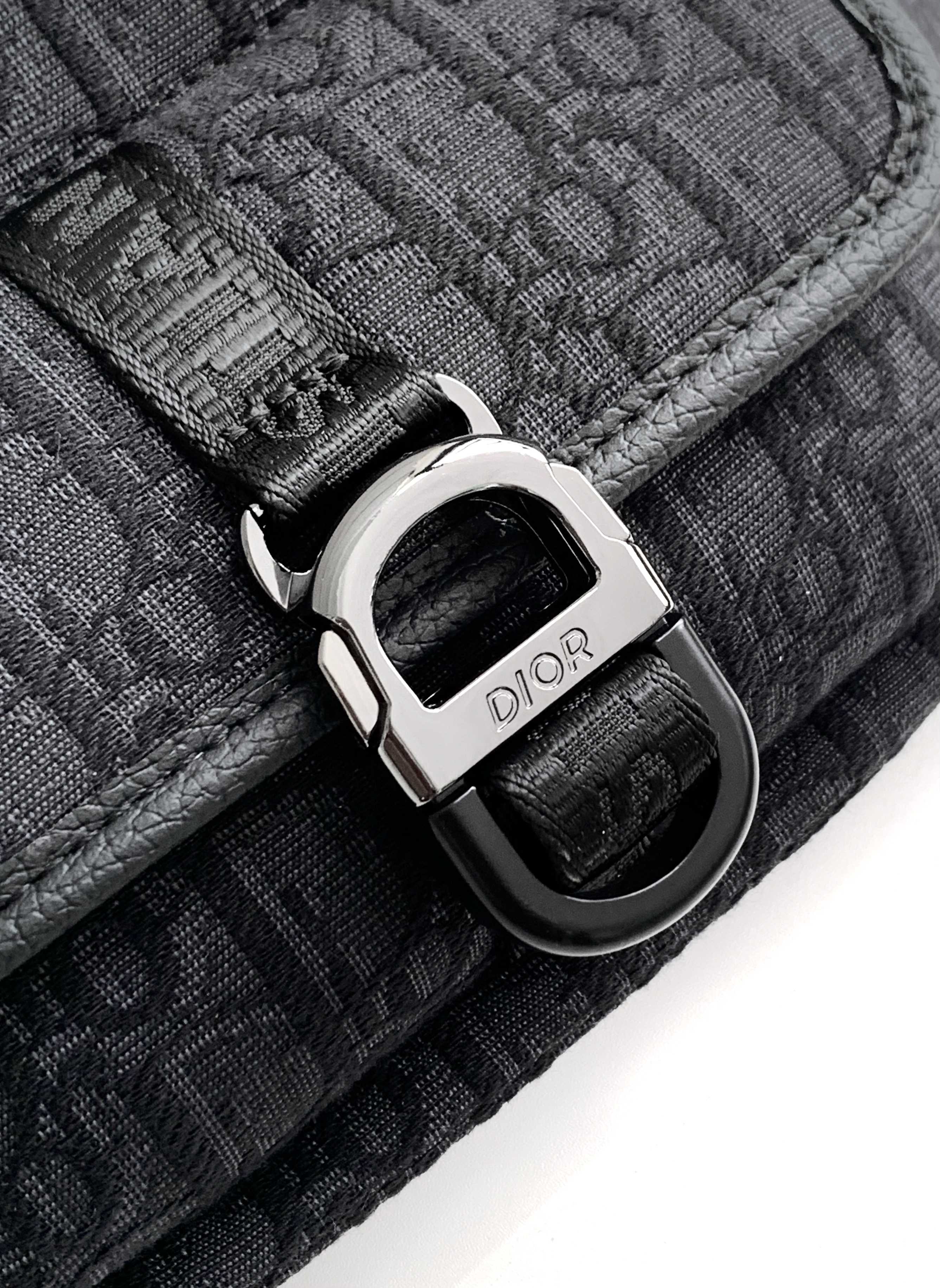 休闲腰包新款：446#黑D，顶级原单货专柜休闲时尚腰包，高端大气，时尚有品味，原单专用高端防水布配头层牛