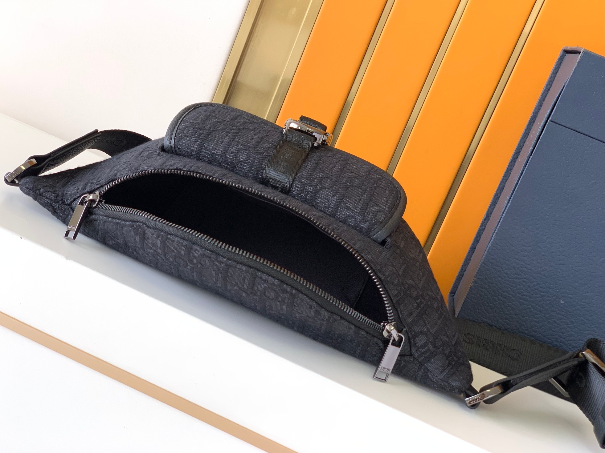 休闲腰包新款：446#黑D，顶级原单货专柜休闲时尚腰包，高端大气，时尚有品味，原单专用高端防水布配头层牛