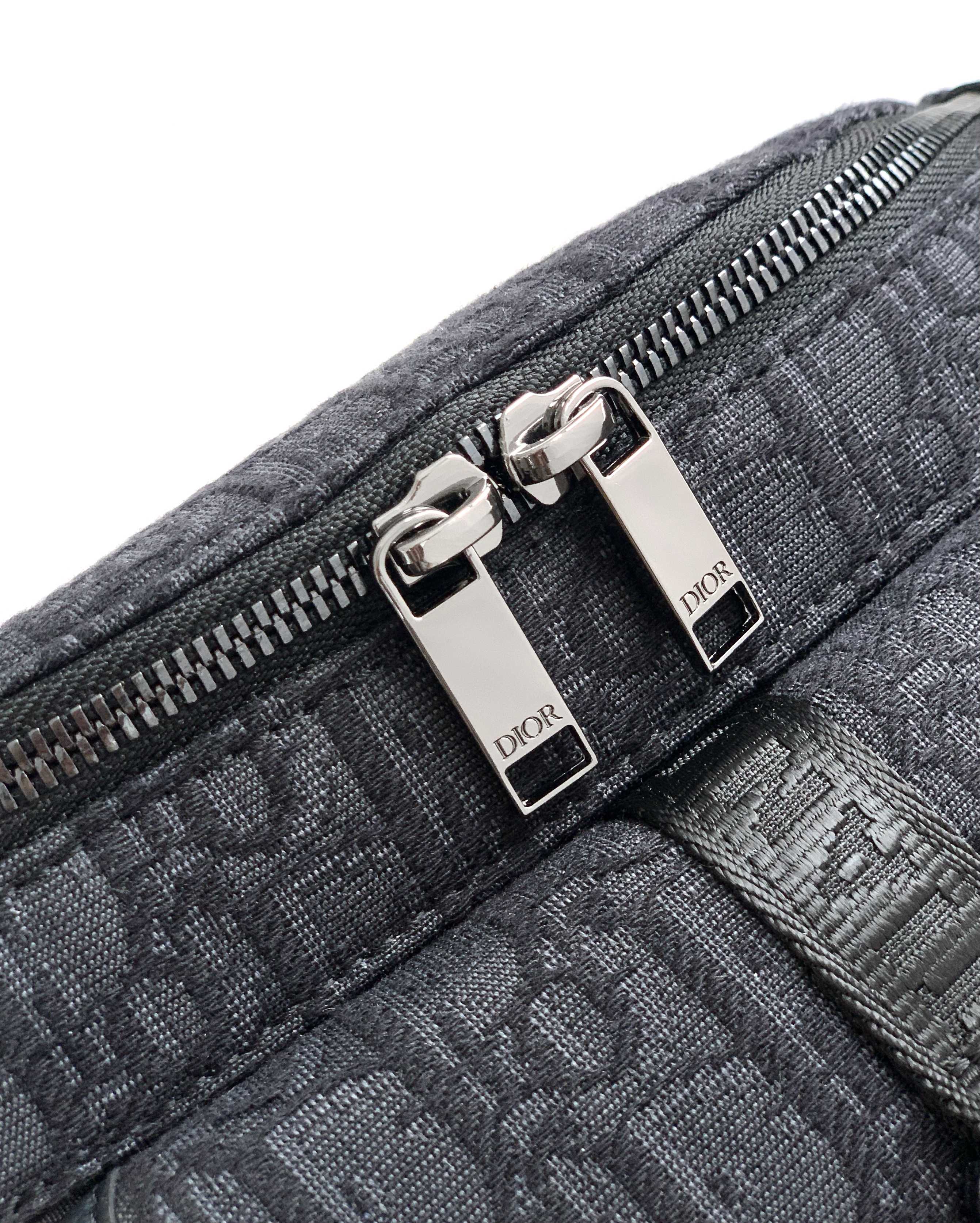 休闲腰包新款：446#黑D，顶级原单货专柜休闲时尚腰包，高端大气，时尚有品味，原单专用高端防水布配头层牛