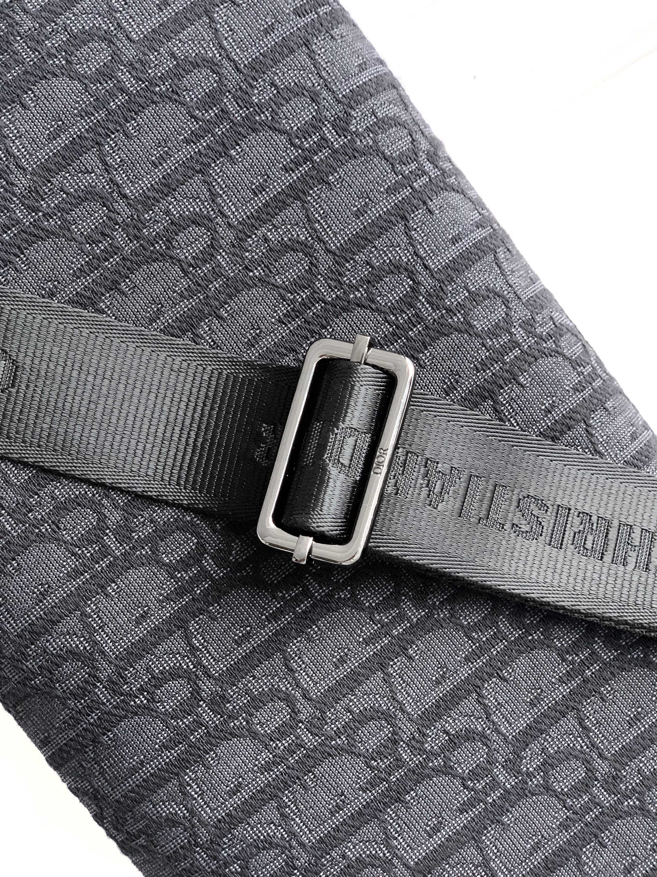 休闲腰包新款：446#黑D，顶级原单货专柜休闲时尚腰包，高端大气，时尚有品味，原单专用高端防水布配头层牛