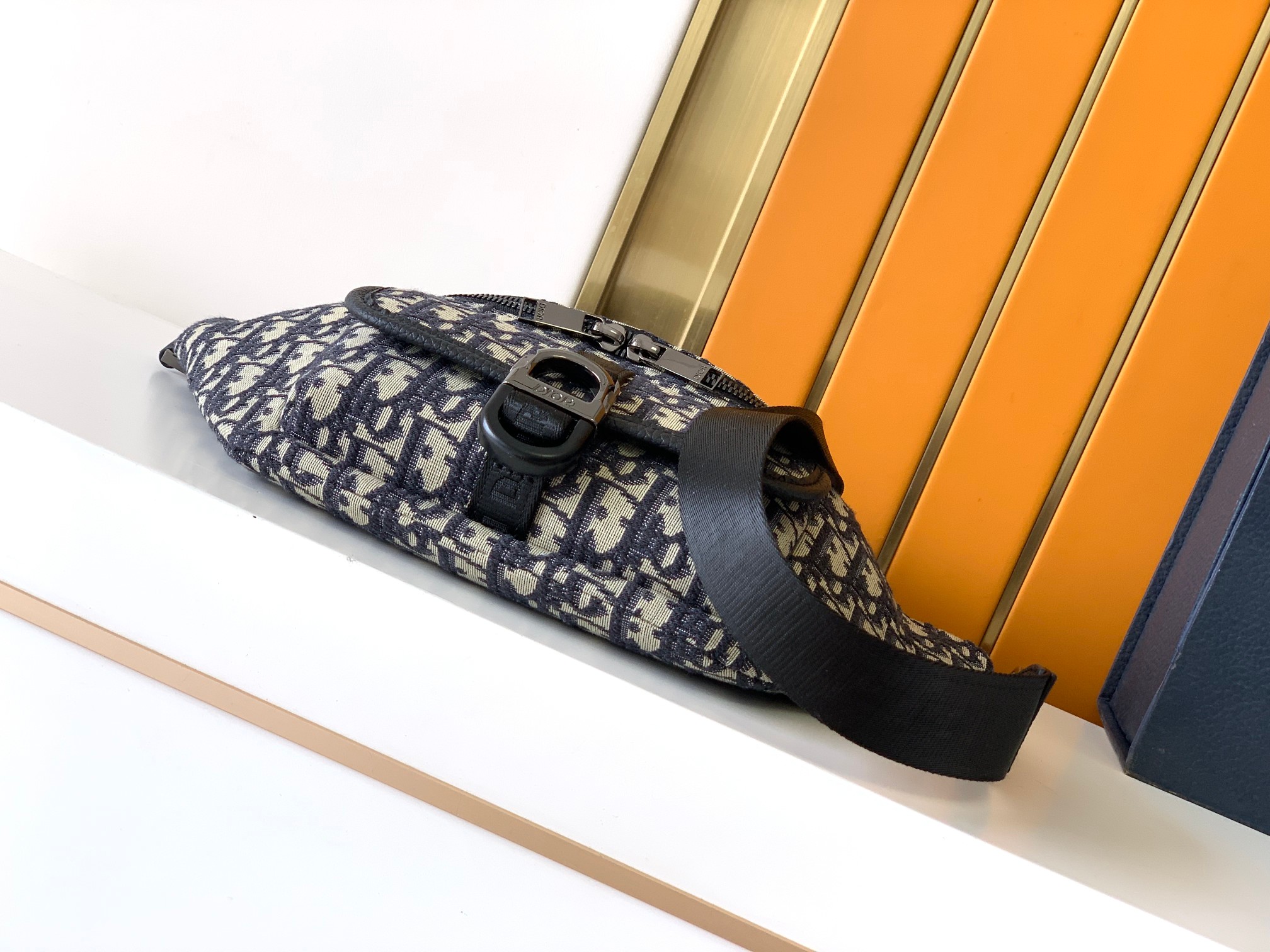 休闲腰包新款：446#蓝D，顶级原单货专柜休闲时尚腰包，高端大气，时尚有品味，原单专用高端防水布配头层牛