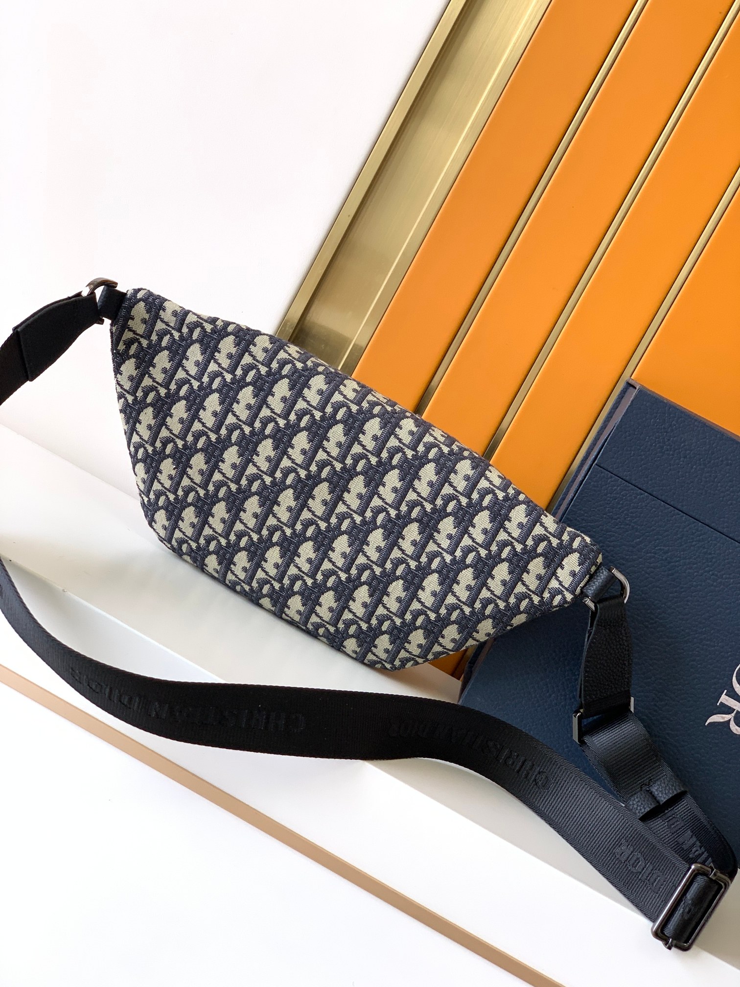 休闲腰包新款：446#蓝D，顶级原单货专柜休闲时尚腰包，高端大气，时尚有品味，原单专用高端防水布配头层牛