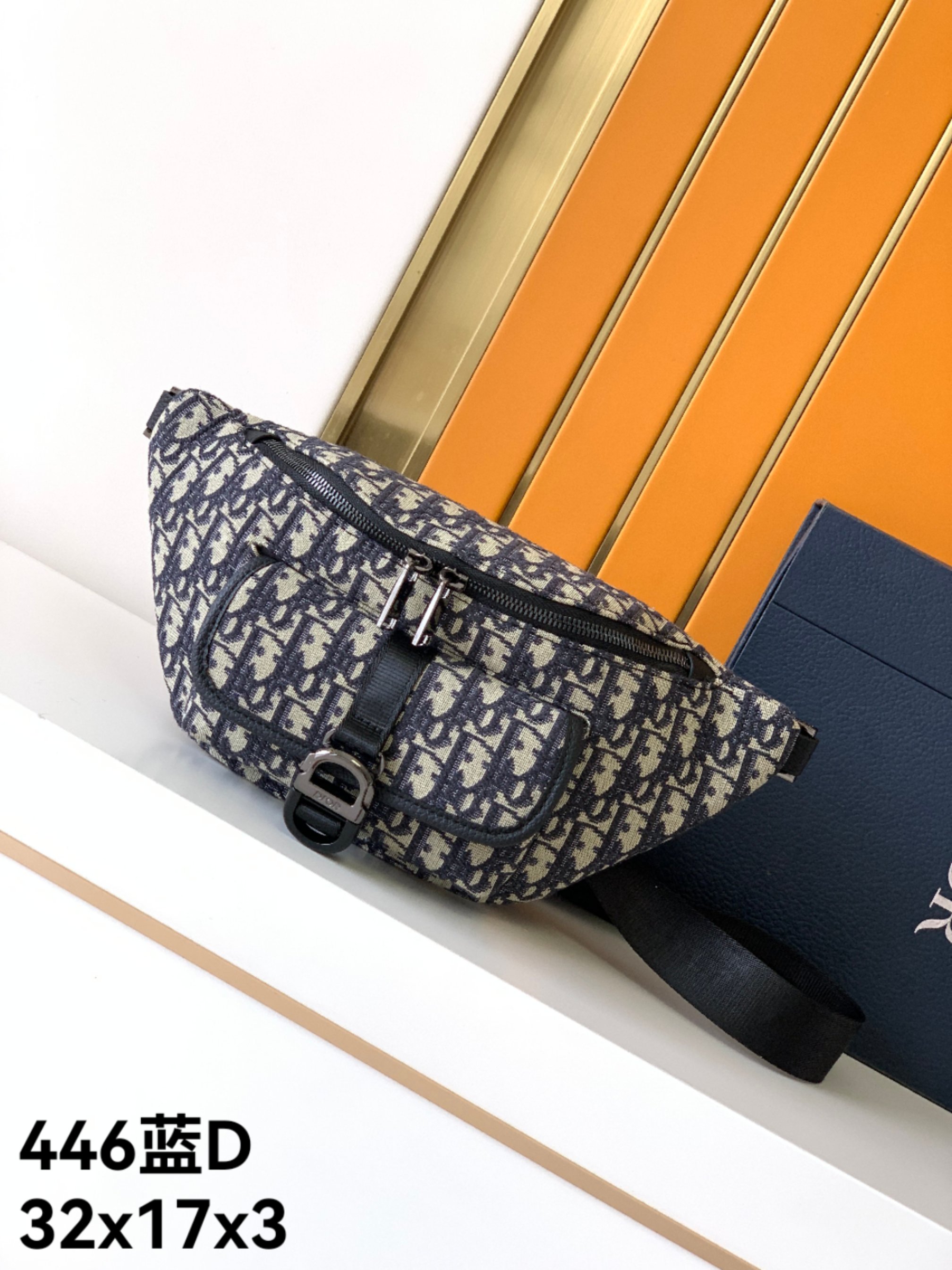 休闲腰包新款：446#蓝D，顶级原单货专柜休闲时尚腰包，高端大气，时尚有品味，原单专用高端防水布配头层牛