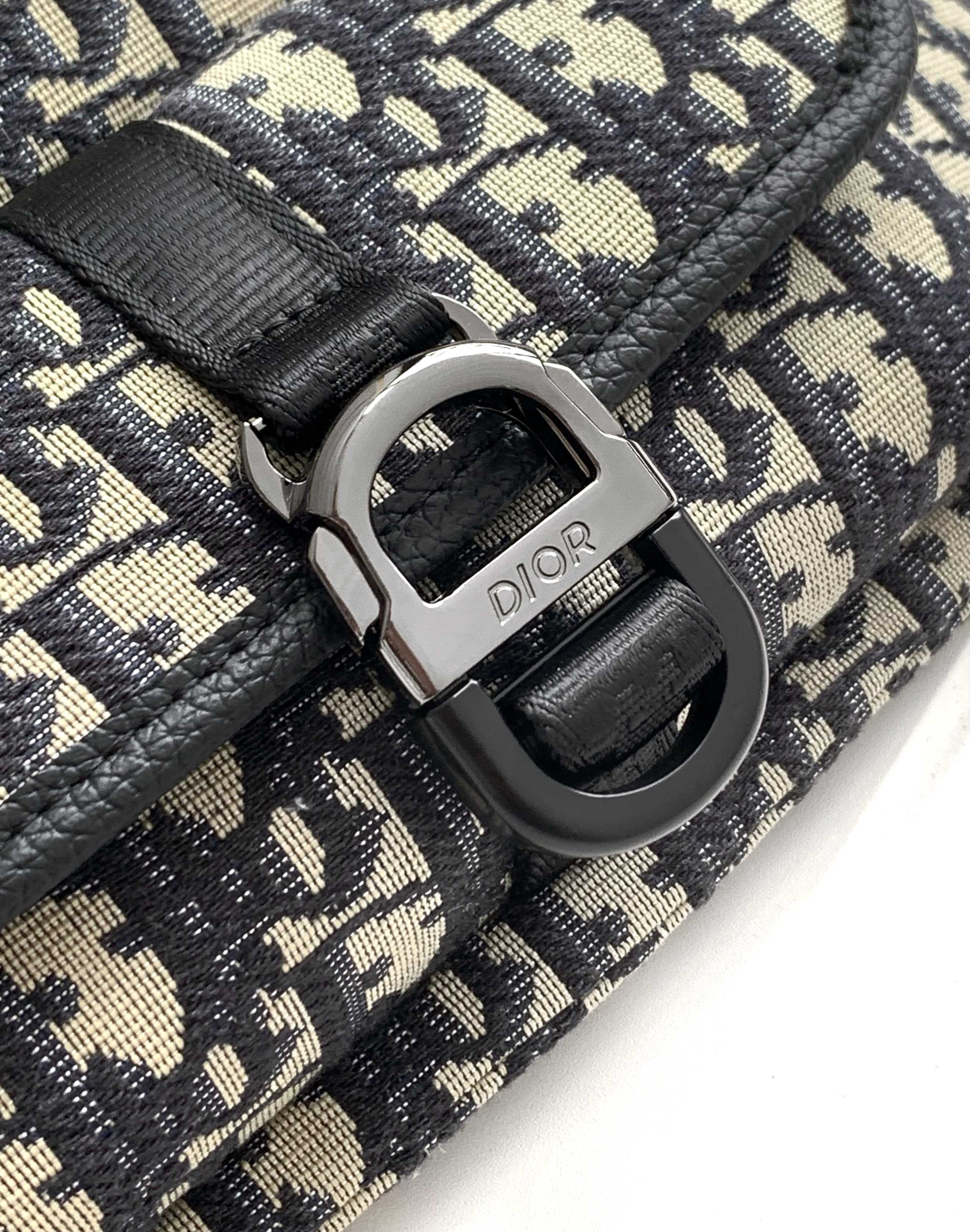 休闲腰包新款：446#蓝D，顶级原单货专柜休闲时尚腰包，高端大气，时尚有品味，原单专用高端防水布配头层牛