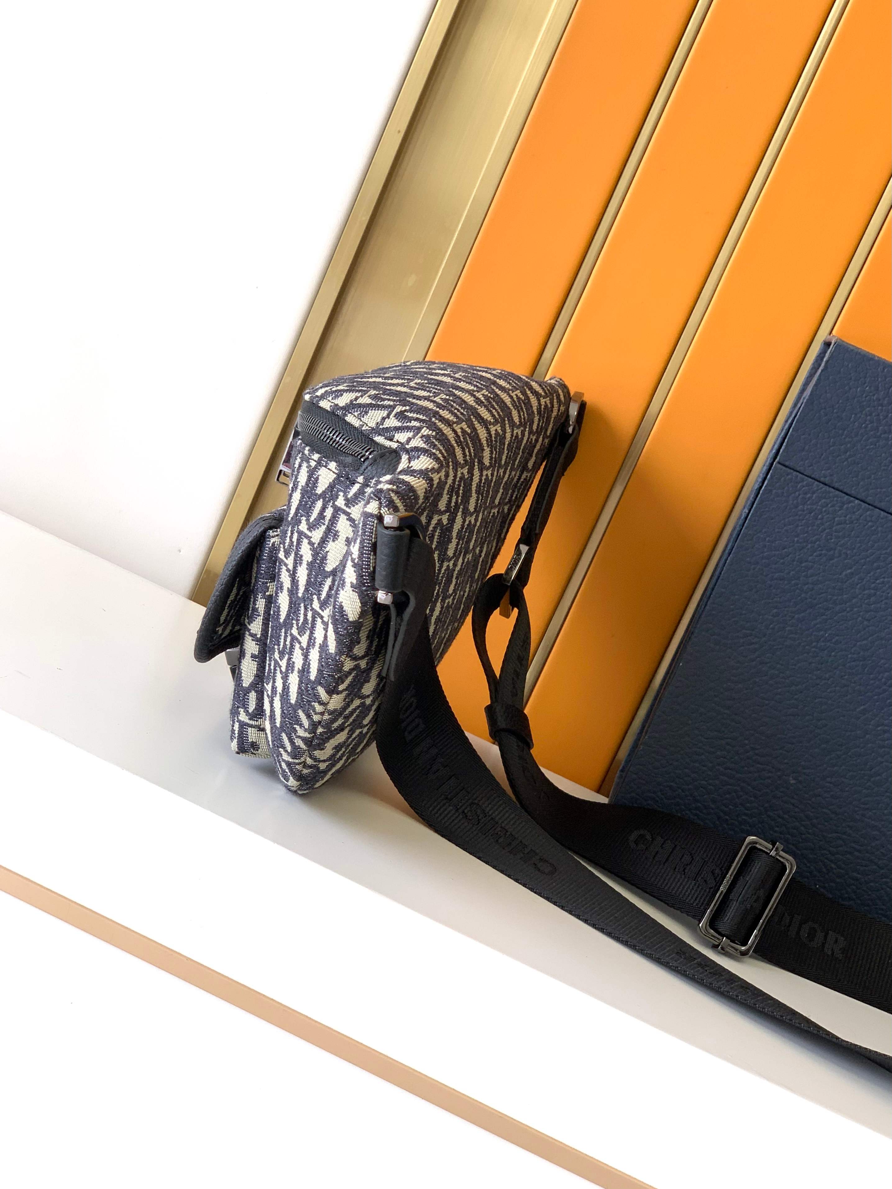 休闲腰包新款：446#蓝D，顶级原单货专柜休闲时尚腰包，高端大气，时尚有品味，原单专用高端防水布配头层牛