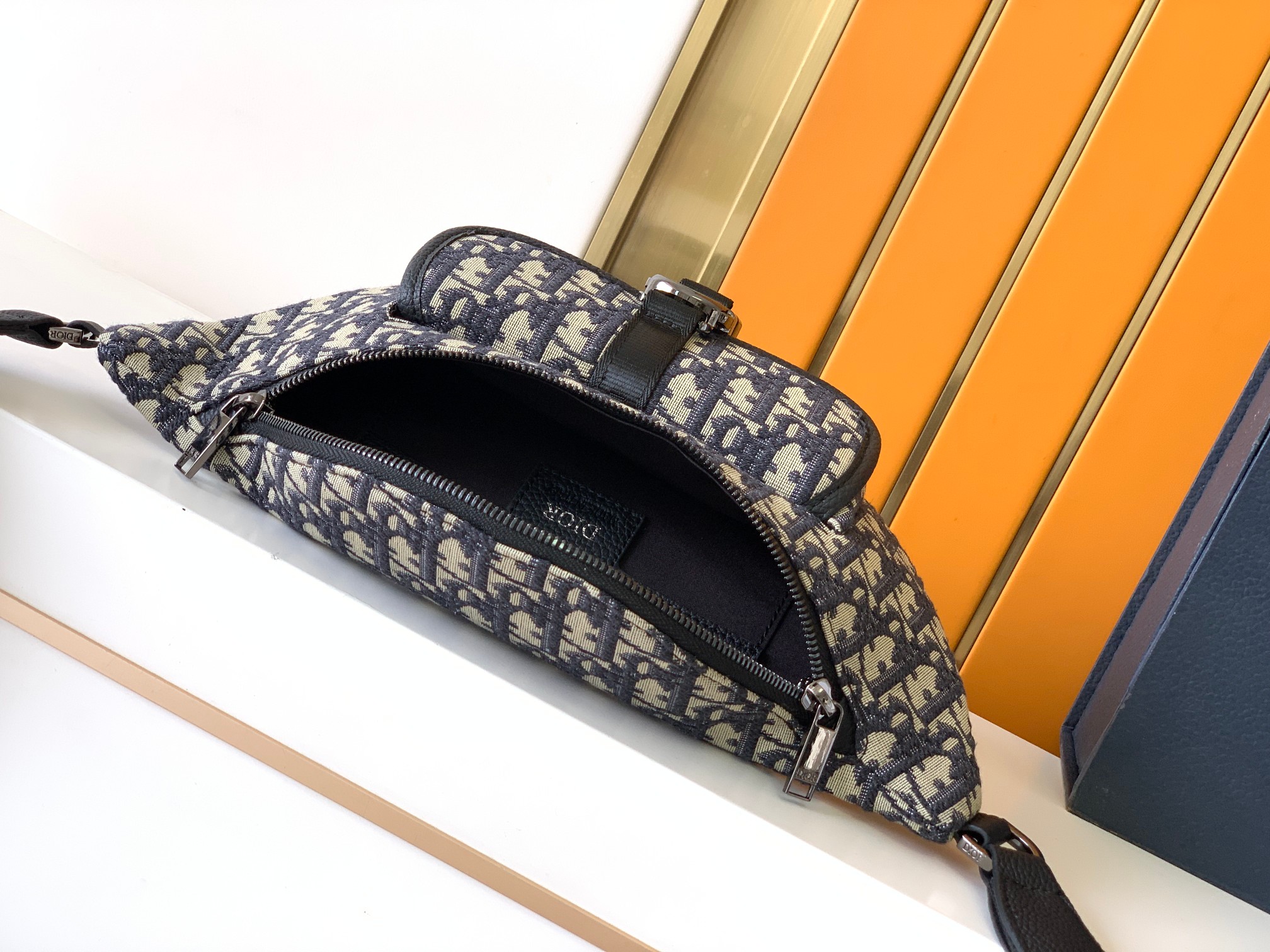 休闲腰包新款：446#蓝D，顶级原单货专柜休闲时尚腰包，高端大气，时尚有品味，原单专用高端防水布配头层牛