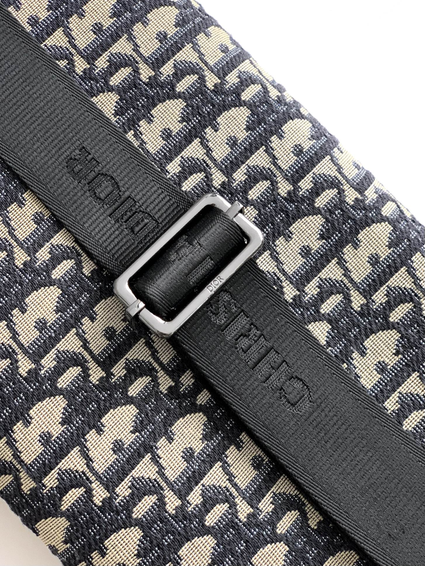 休闲腰包新款：446#蓝D，顶级原单货专柜休闲时尚腰包，高端大气，时尚有品味，原单专用高端防水布配头层牛