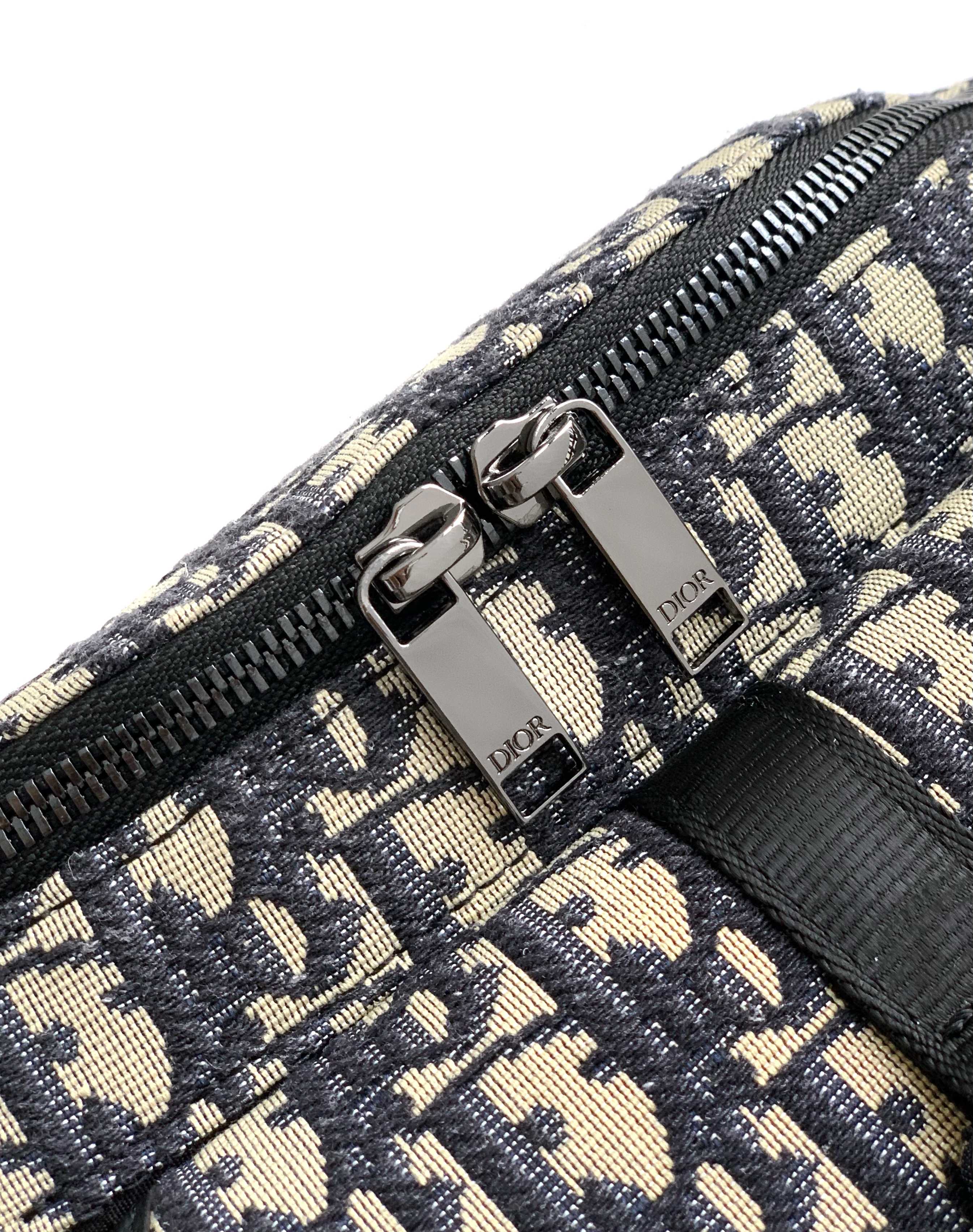 休闲腰包新款：446#蓝D，顶级原单货专柜休闲时尚腰包，高端大气，时尚有品味，原单专用高端防水布配头层牛