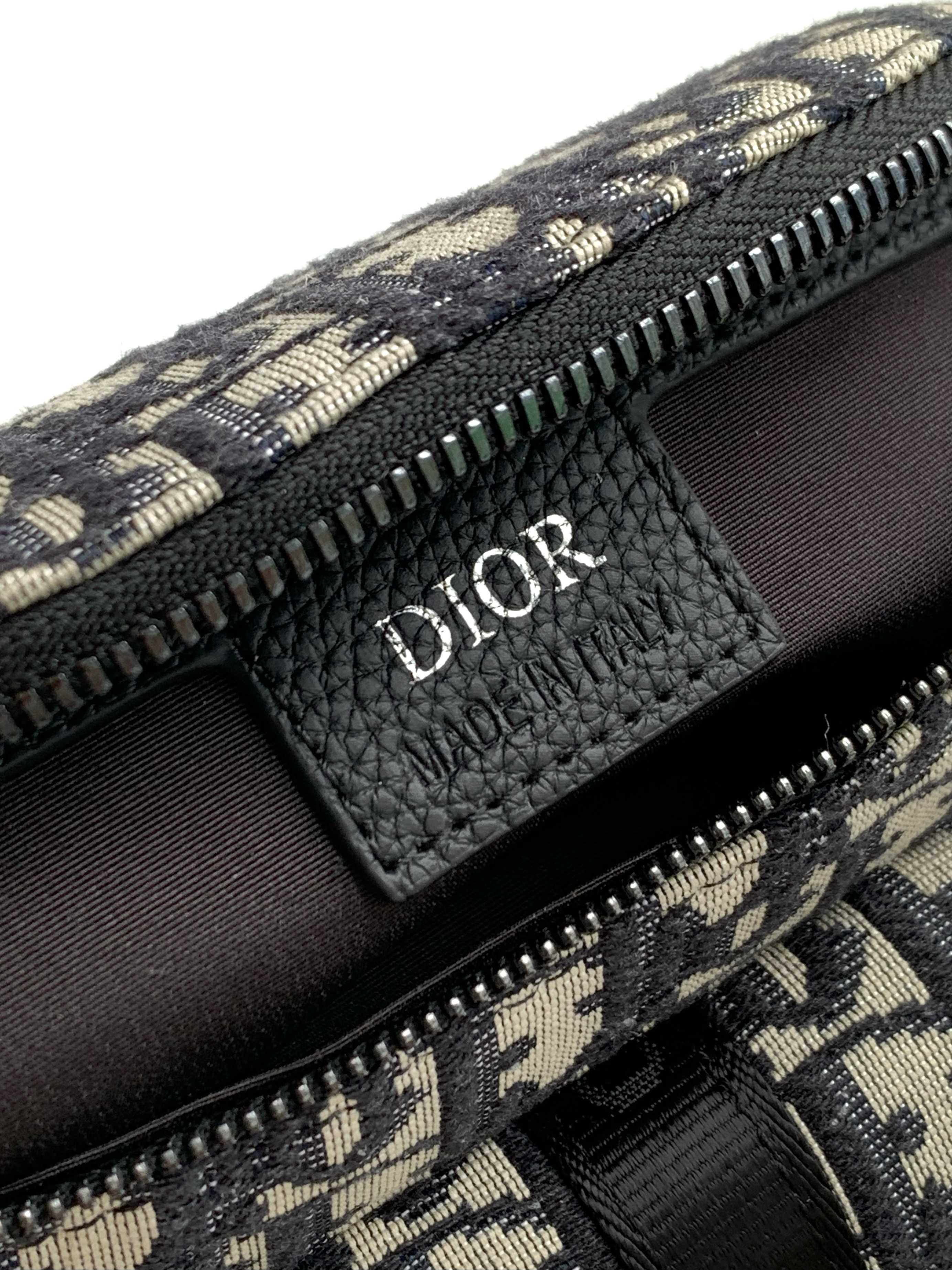 休闲腰包新款：446#蓝D，顶级原单货专柜休闲时尚腰包，高端大气，时尚有品味，原单专用高端防水布配头层牛