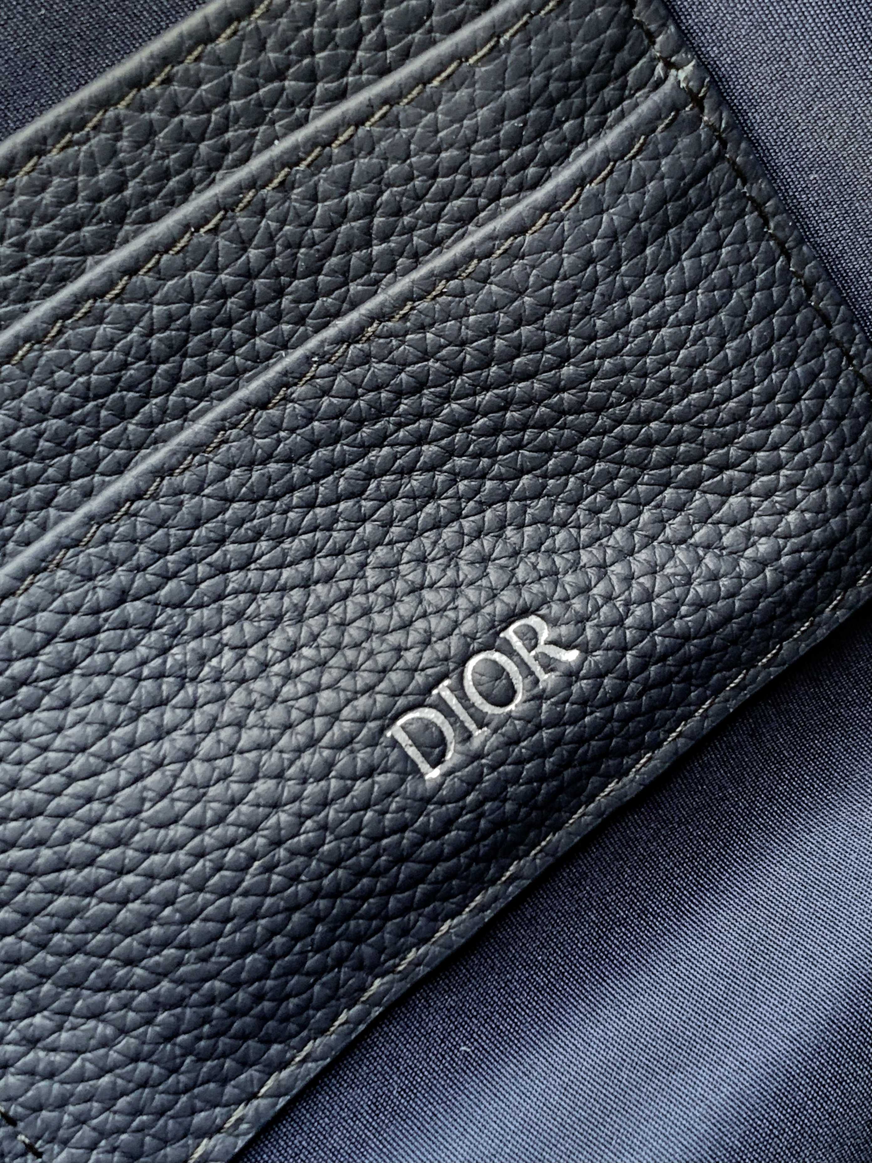 Dior 手包型号： 483#蓝皮压花 货 休闲 手拿包流行款 高端 有品味 专用高端头层牛皮