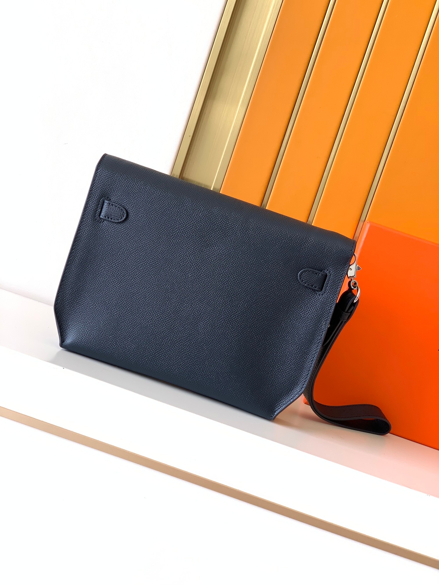 Loewe 手包型号：1159S#蓝色 货爱玛意大利专用手撑纹头层牛皮 手感 柔软细腻
