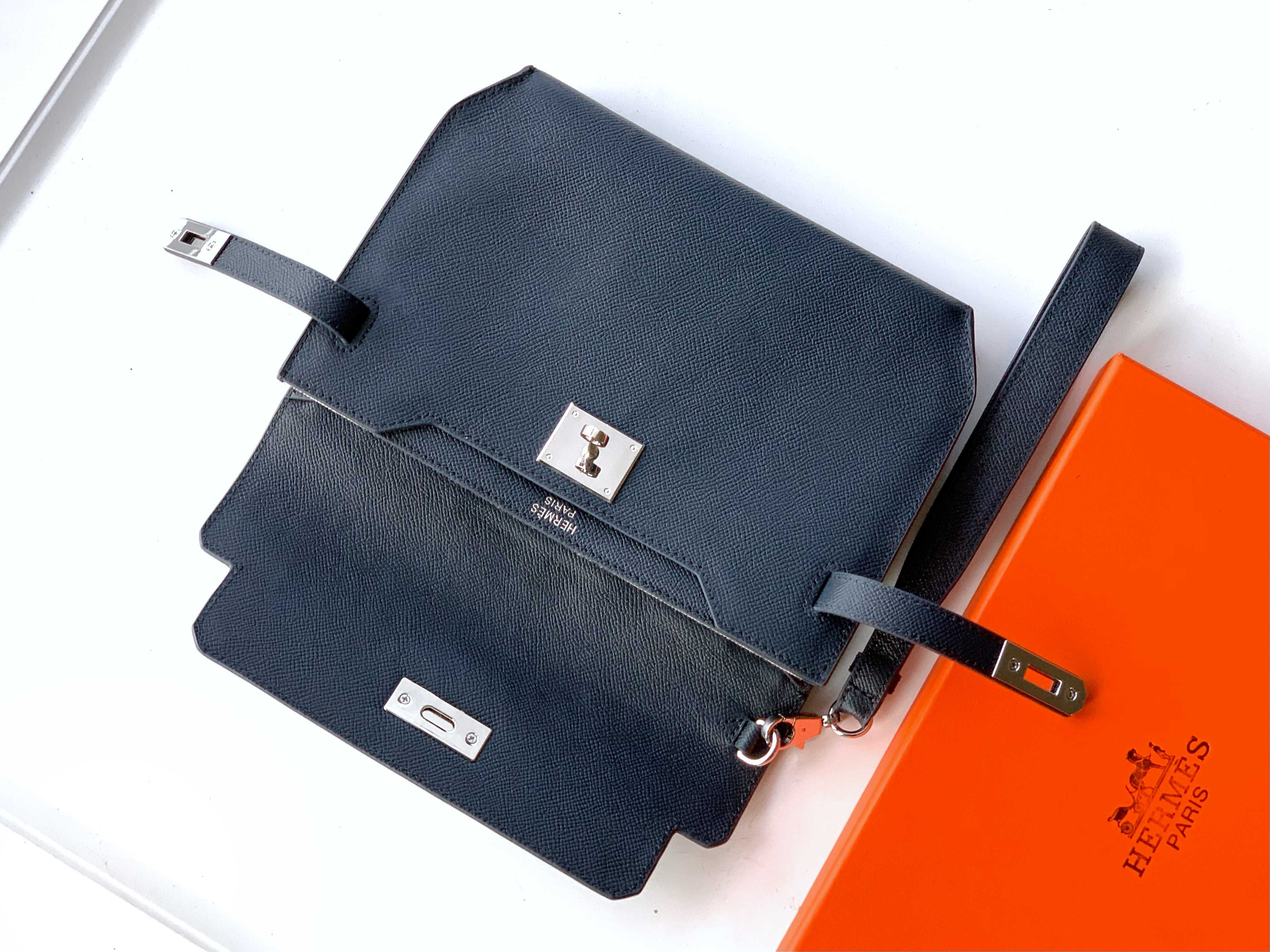 Loewe 手包型号：1159S#蓝色 货爱玛意大利专用手撑纹头层牛皮 手感 柔软细腻