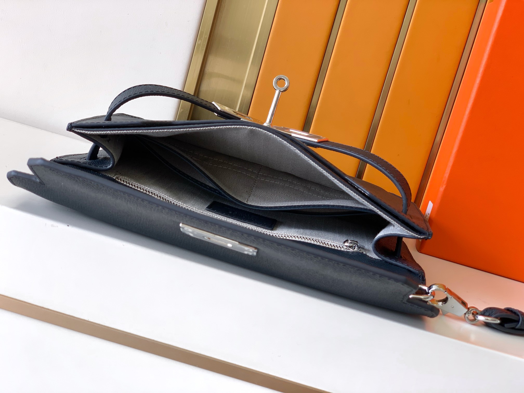Loewe 手包型号：1159S#蓝色 货爱玛意大利专用手撑纹头层牛皮 手感 柔软细腻