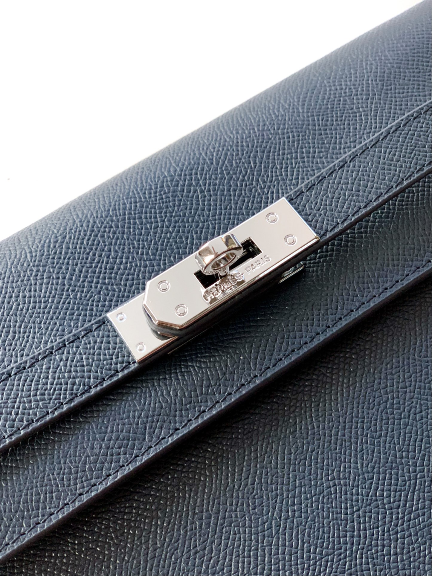 Loewe 手包型号：1159S#蓝色 货爱玛意大利专用手撑纹头层牛皮 手感 柔软细腻