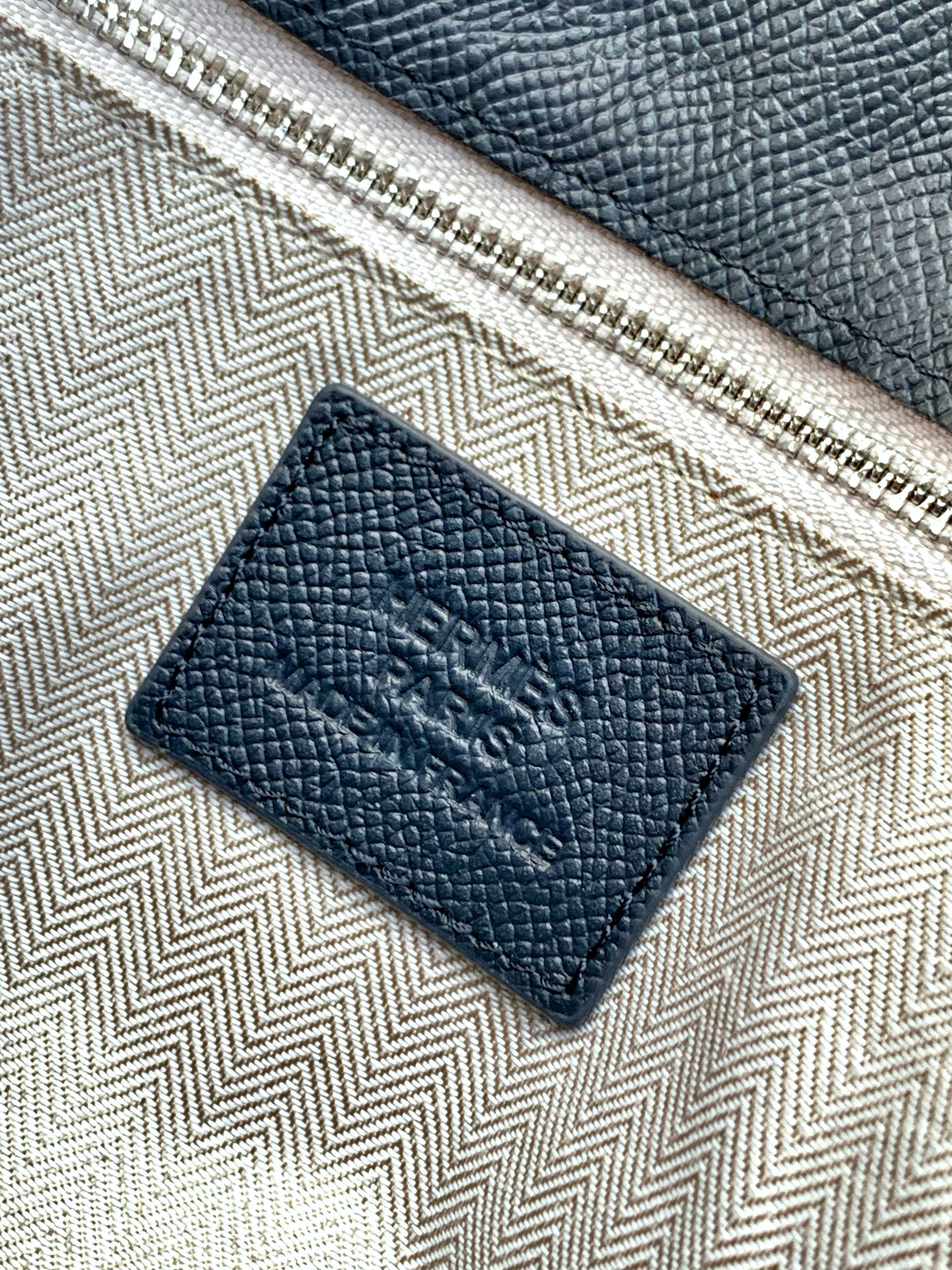 Loewe 手包型号：1159S#蓝色 货爱玛意大利专用手撑纹头层牛皮 手感 柔软细腻