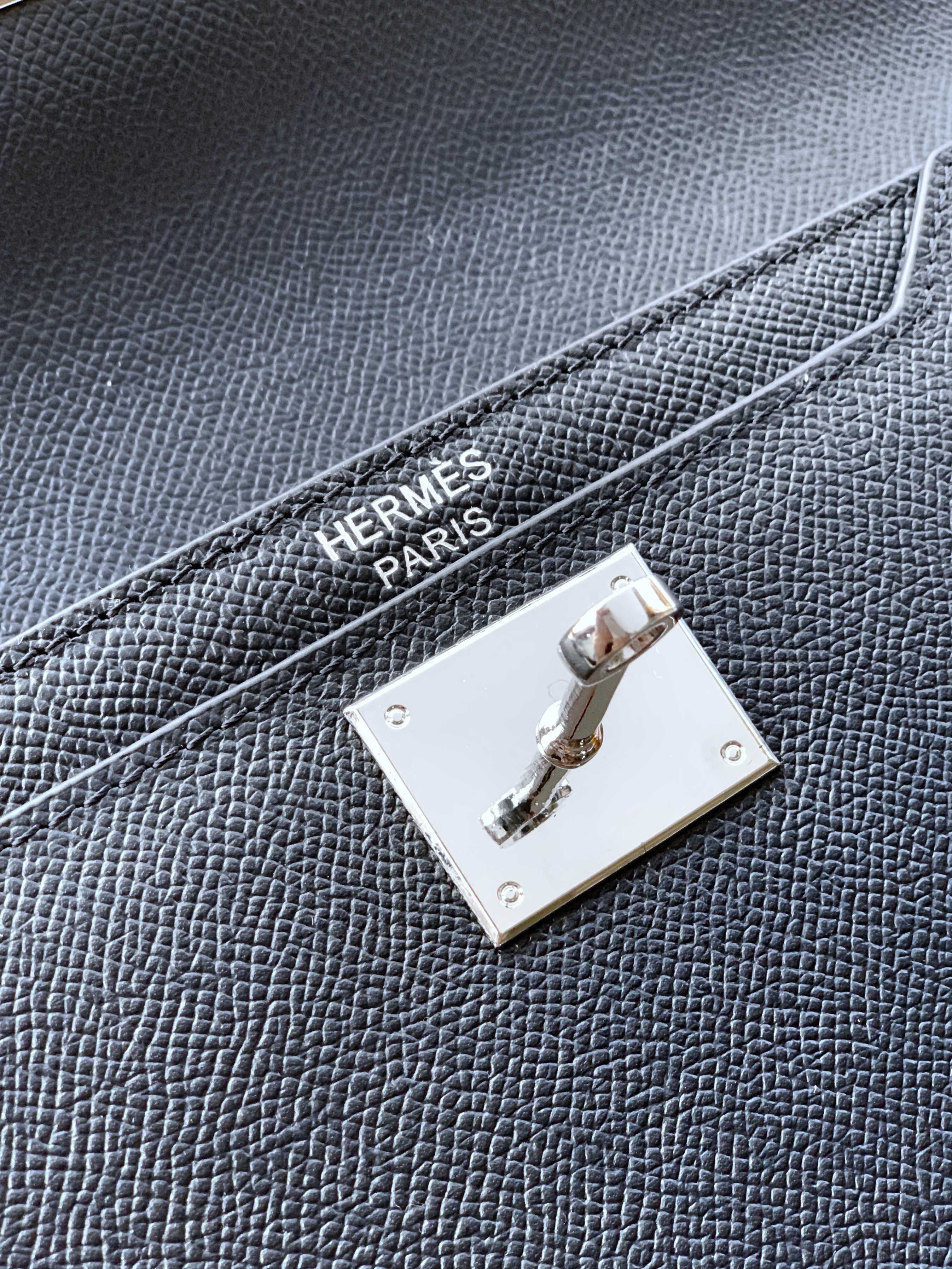 Loewe 手包型号：1159S#蓝色 货爱玛意大利专用手撑纹头层牛皮 手感 柔软细腻