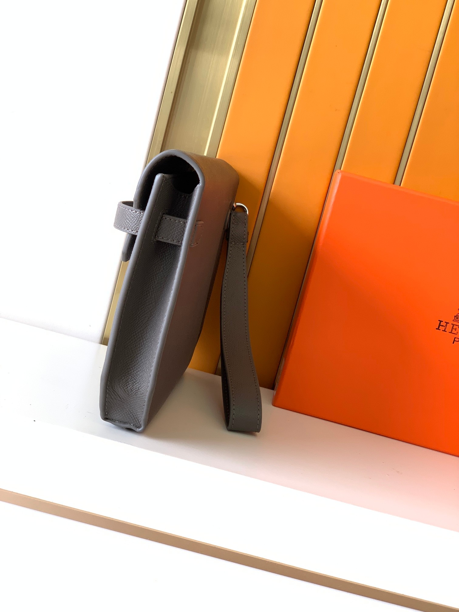 Loewe 手包型号：1159S#大象灰色 货爱玛意大利专用手撑纹头层牛皮 手感 柔软细腻