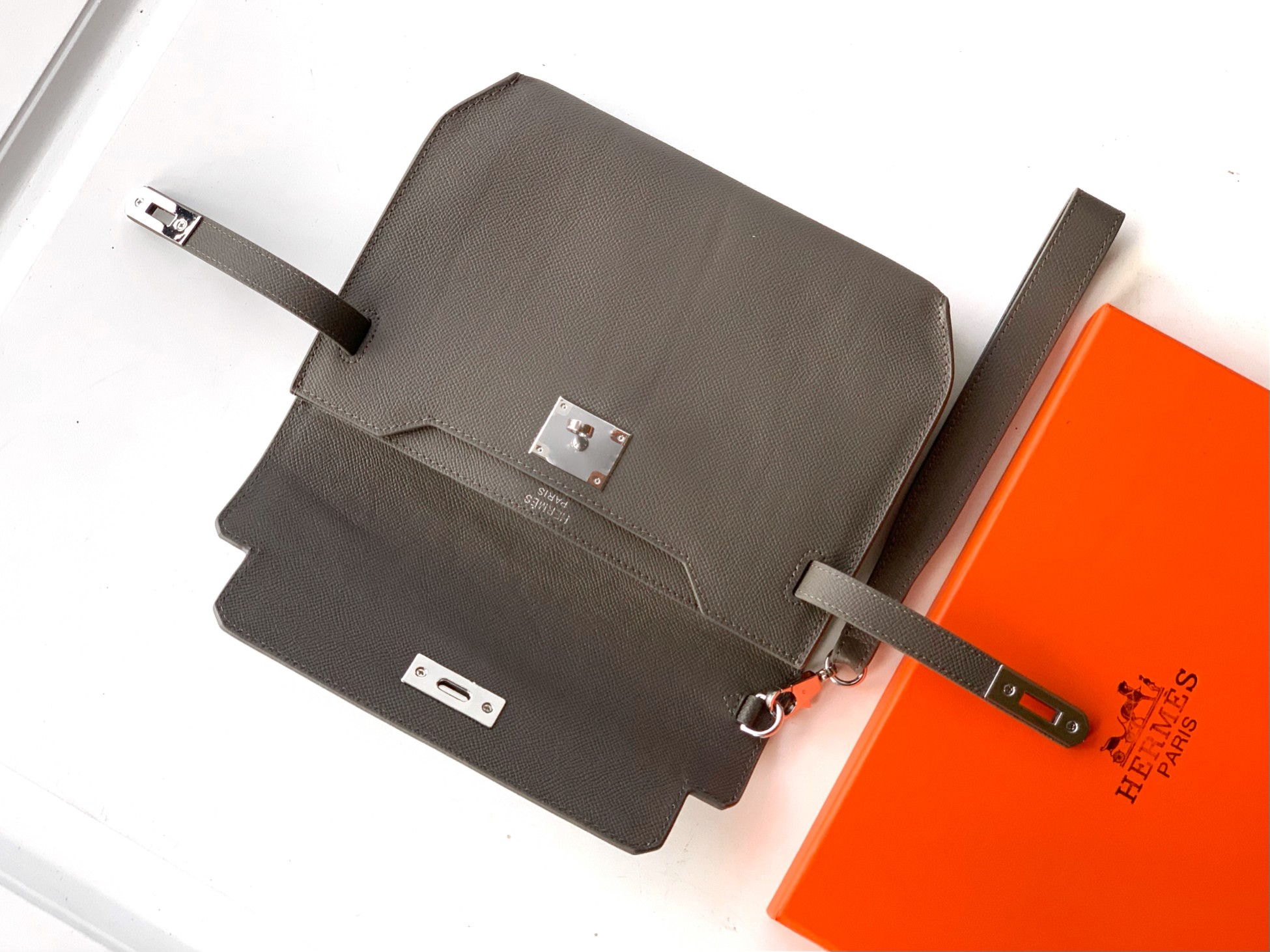 Loewe 手包型号：1159S#大象灰色 货爱玛意大利专用手撑纹头层牛皮 手感 柔软细腻