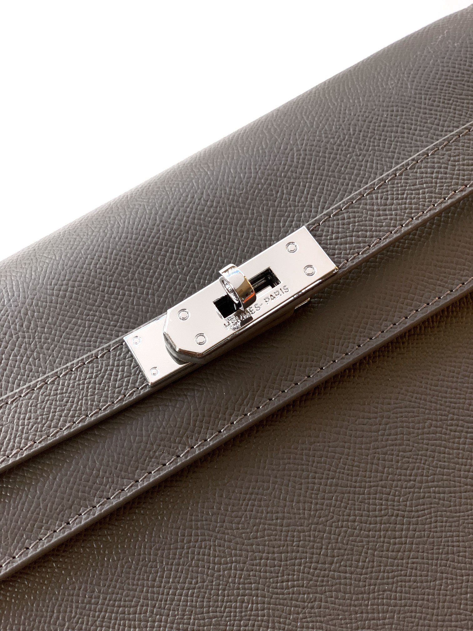 Loewe 手包型号：1159S#大象灰色 货爱玛意大利专用手撑纹头层牛皮 手感 柔软细腻