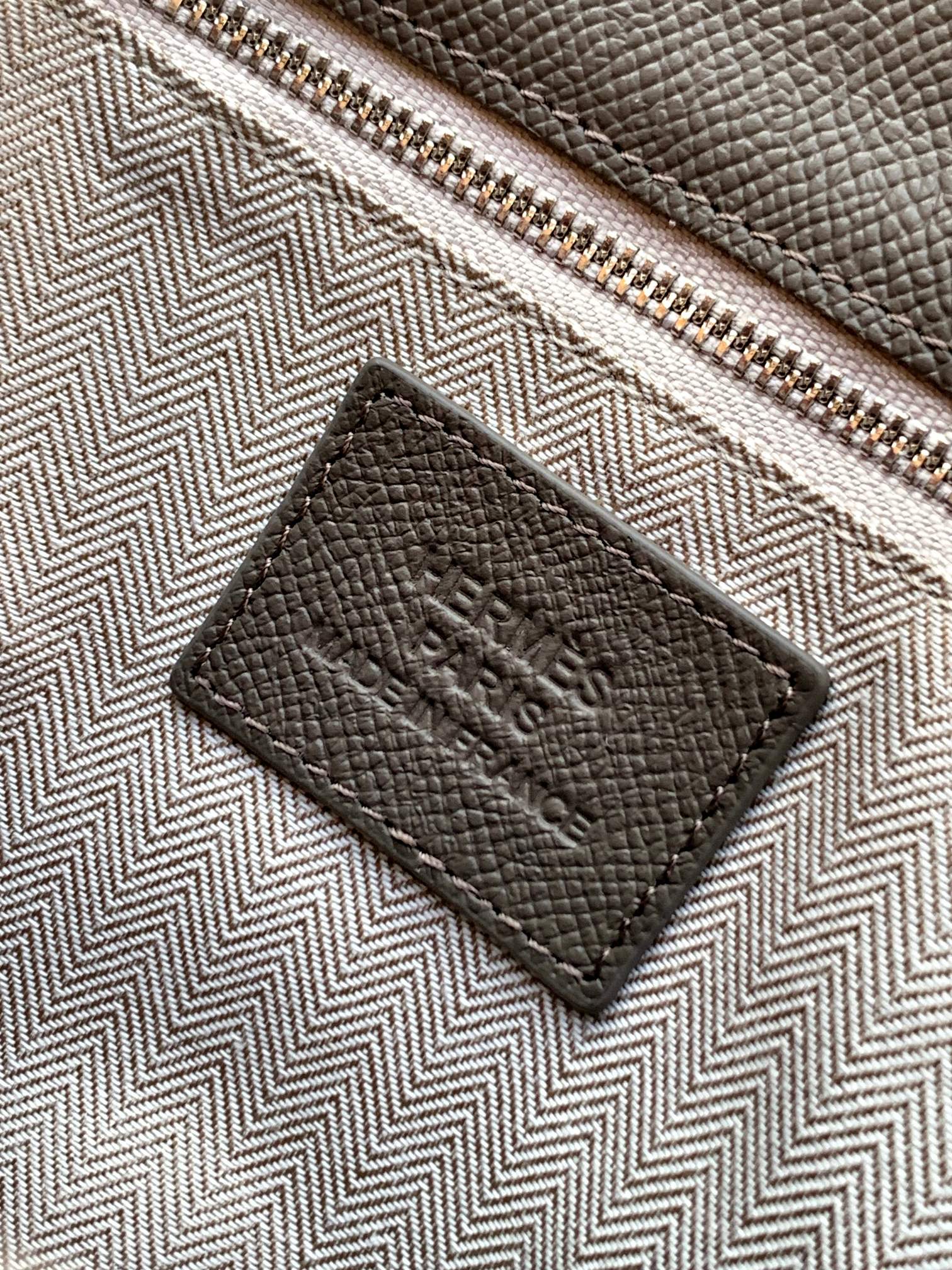 Loewe 手包型号：1159S#大象灰色 货爱玛意大利专用手撑纹头层牛皮 手感 柔软细腻