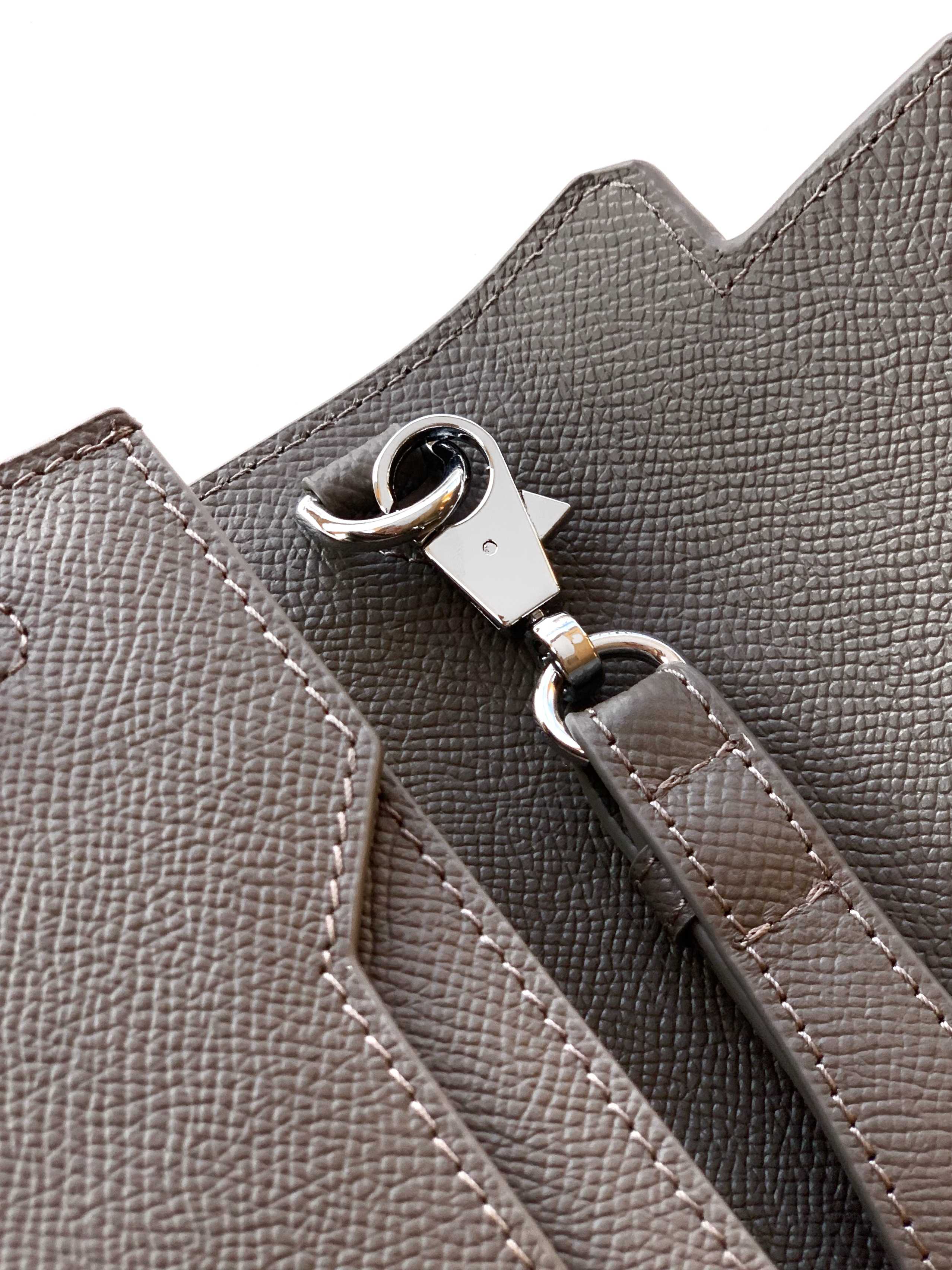 Loewe 手包型号：1159S#大象灰色 货爱玛意大利专用手撑纹头层牛皮 手感 柔软细腻