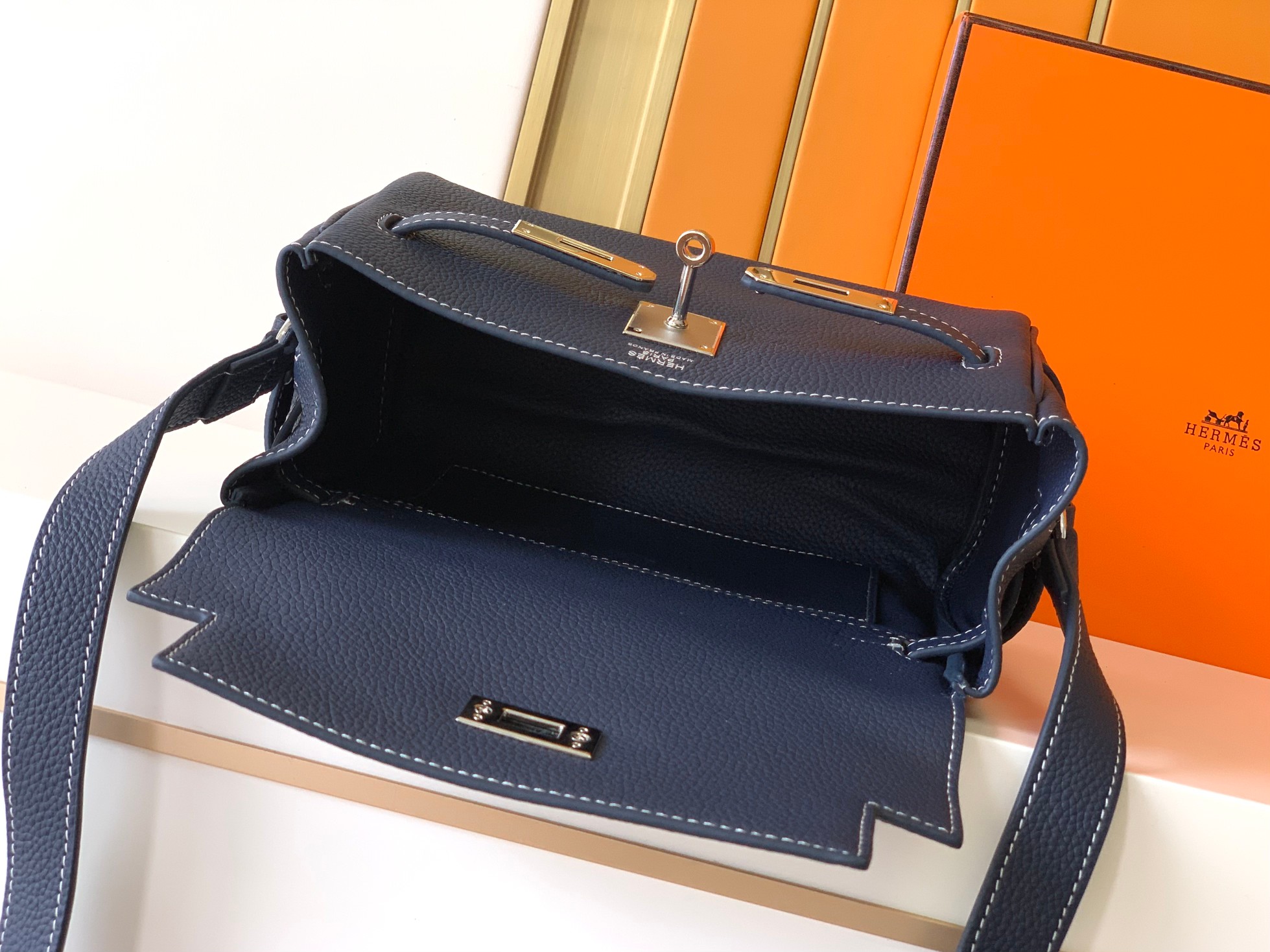 Chloé 型号：新款7073-4#蓝色 货爱玛意大利专用头层牛皮 手感 柔软细腻 质感高端有档次