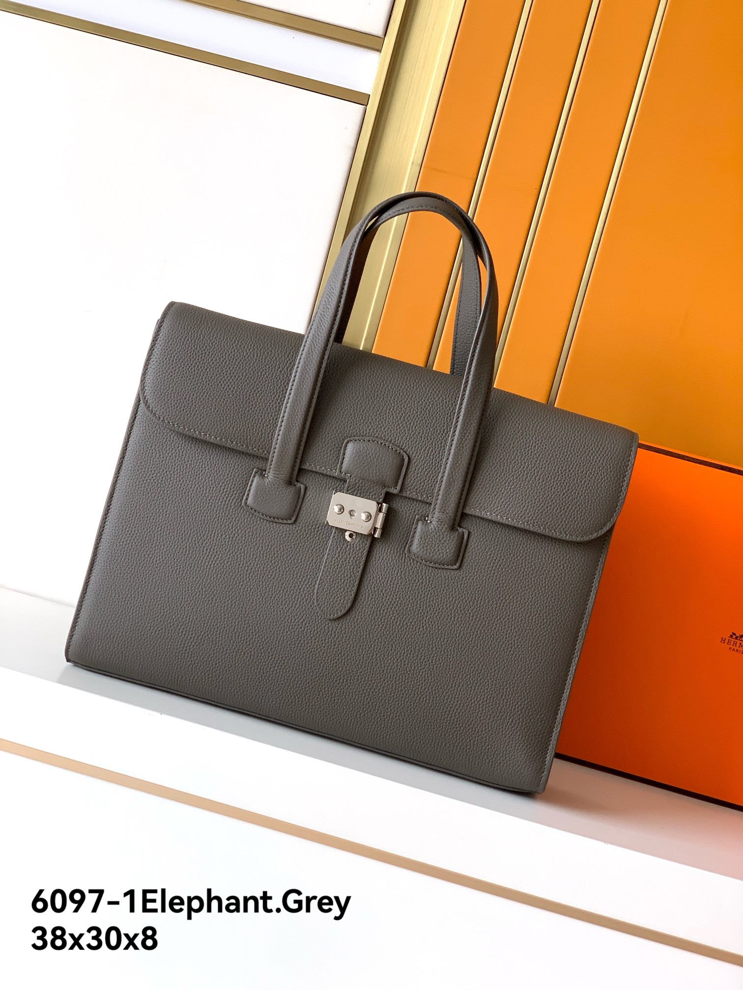 💰720 。 新款公文包型号:6097-1#大象灰Elephant.Grey顶级原单货爱玛意大利专用头层牛皮,手感超级柔软细腻,质感高端有档次,专柜同款,绝对高端货。高纤维裡布,专柜五金配件,质量超赞。尺寸:38x30x8------