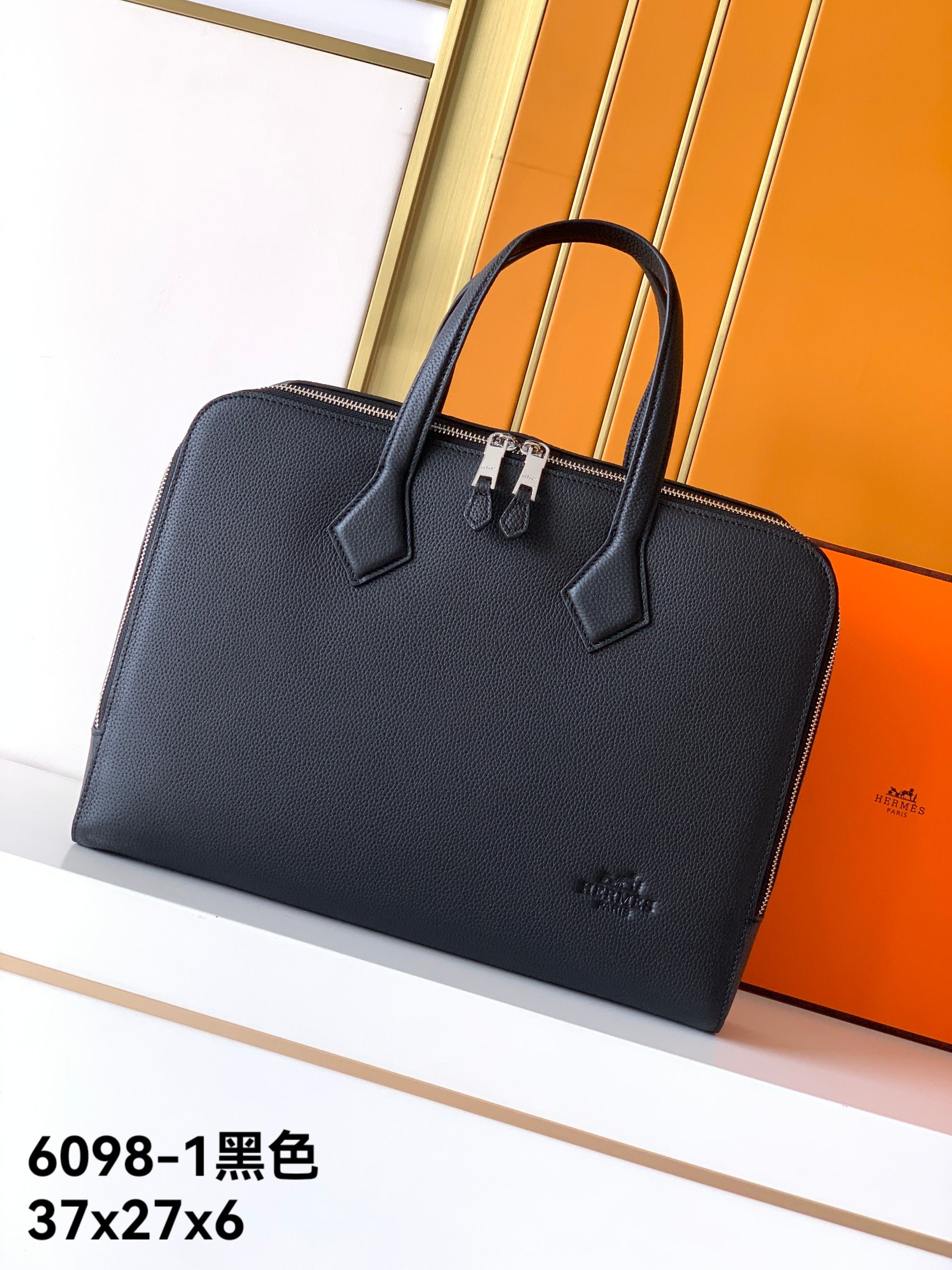 💰720 。 新款公文包型号:6098-1#黑色Elephant.Grey顶级原单货爱玛意大利专用头层牛皮,手感超级柔软细腻,质感高端有档次,专柜同款,绝对高端货。高纤维裡布,专柜五金配件,质量超赞。尺寸:37x27x6---