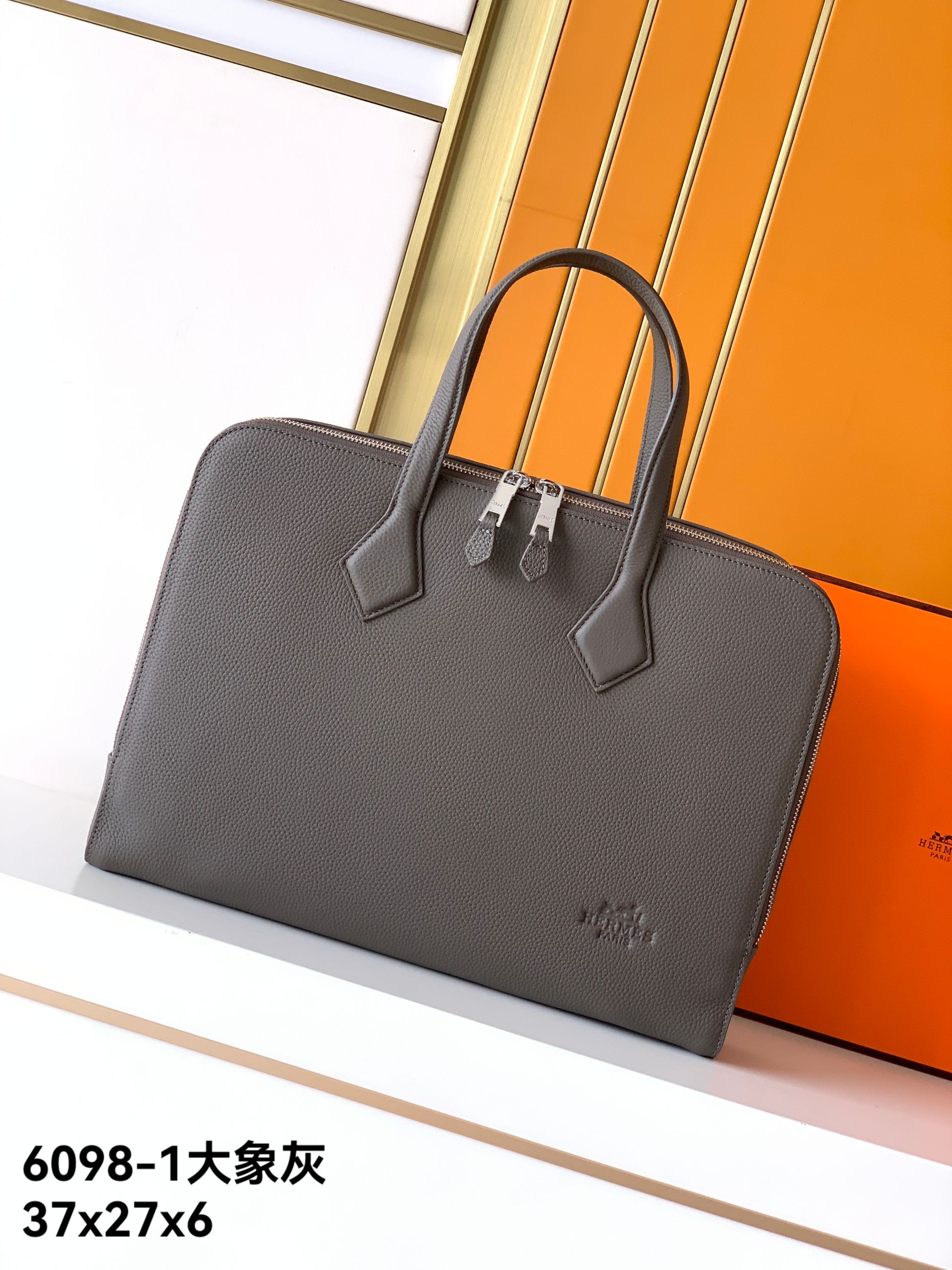 💰720 。 新款公文包型号:6098-1#大象灰色Elephant.Grey顶级原单货爱玛意大利专用头层牛皮,手感超级柔软细腻,质感高端有档次,专柜同款,绝对高端货。高纤维裡布,专柜五金配件,质量超赞。尺寸:37x27x6-