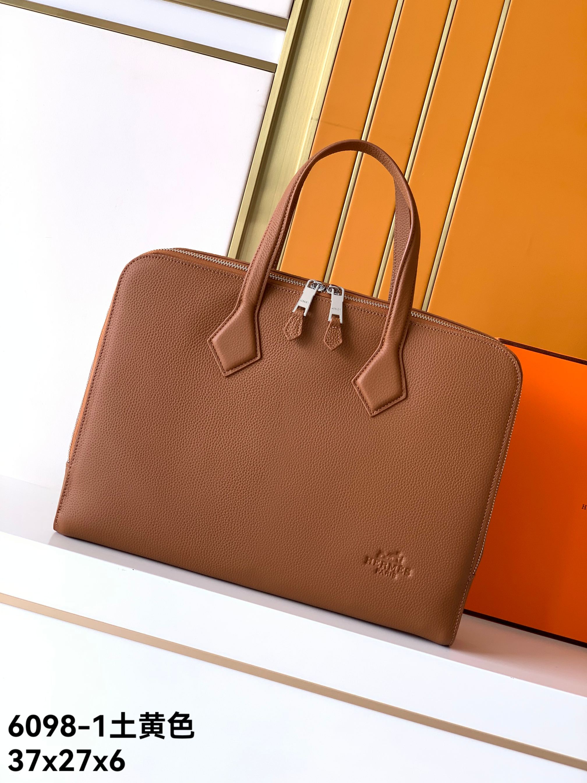 💰720 。 新款公文包型号:6098-1#土黄色Elephant.Grey顶级原单货爱玛意大利专用头层牛皮,手感超级柔软细腻,质感高端有档次,专柜同款,绝对高端货。高纤维裡布,专柜五金配件,质量超赞。尺寸:37x27x6-