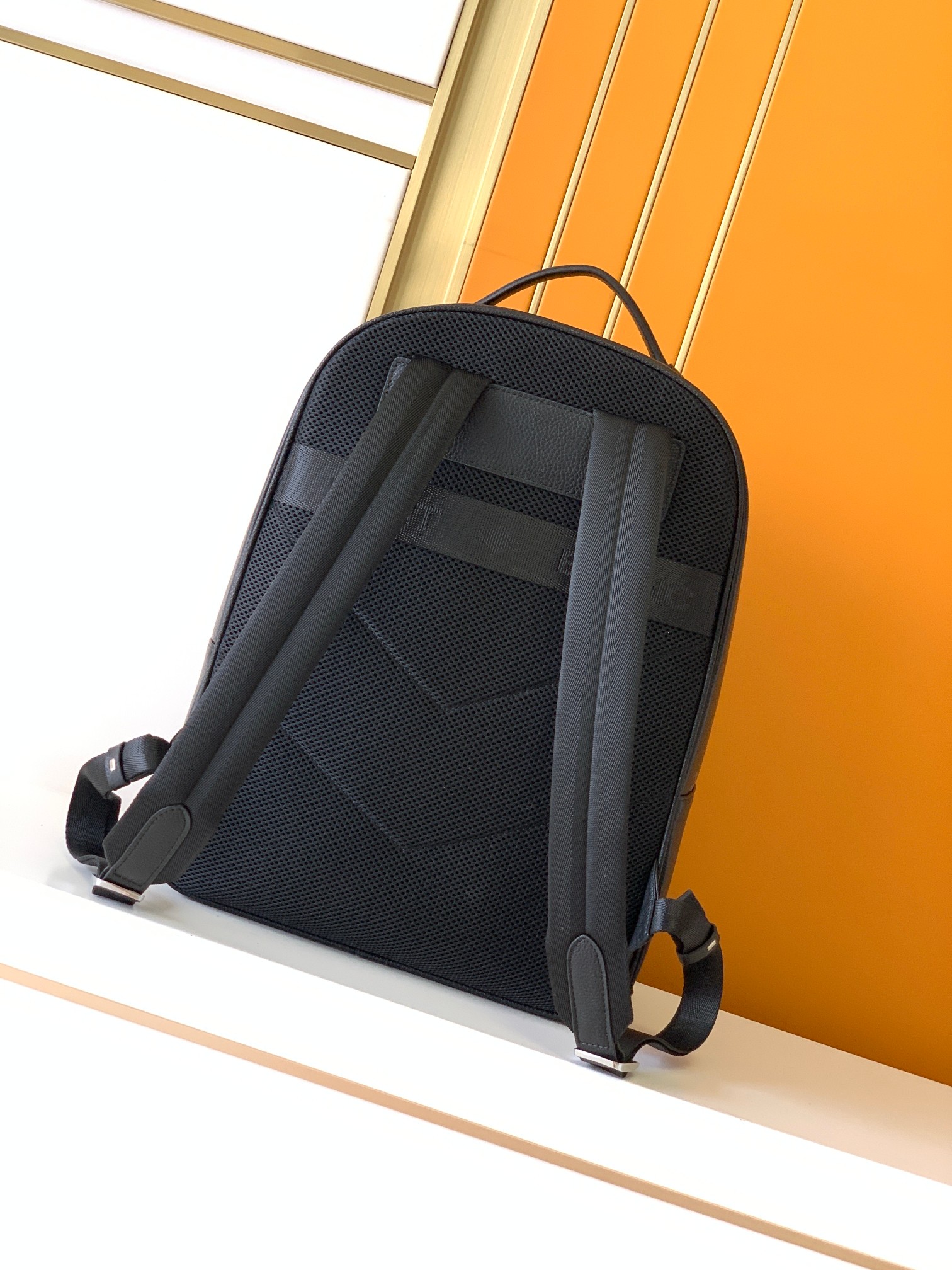 Givenchy 双肩背包型号：新款6101-1# 货万宝意大利自然摔小牛皮 手感 柔软细腻