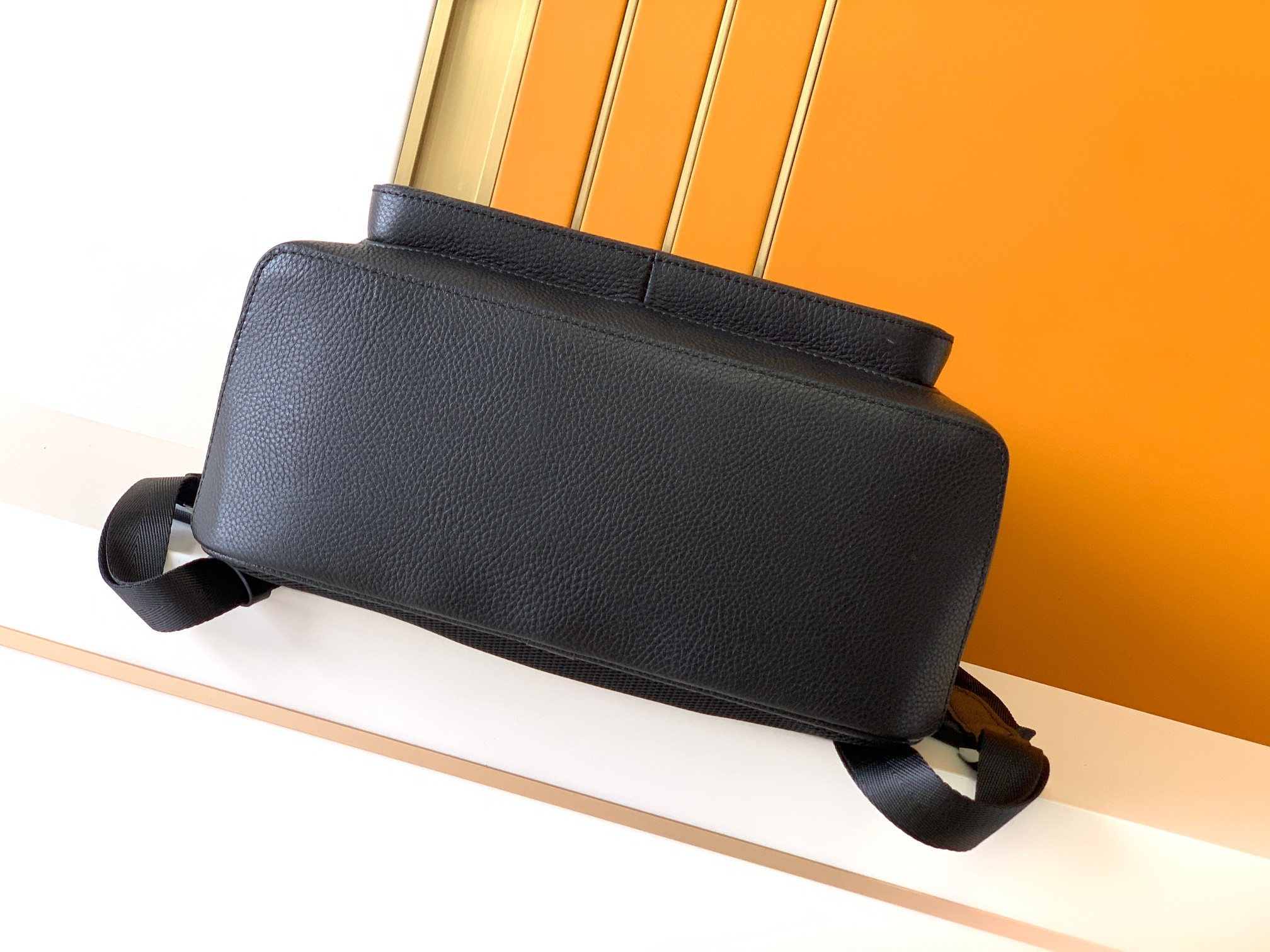 Givenchy 双肩背包型号：新款6101-1# 货万宝意大利自然摔小牛皮 手感 柔软细腻