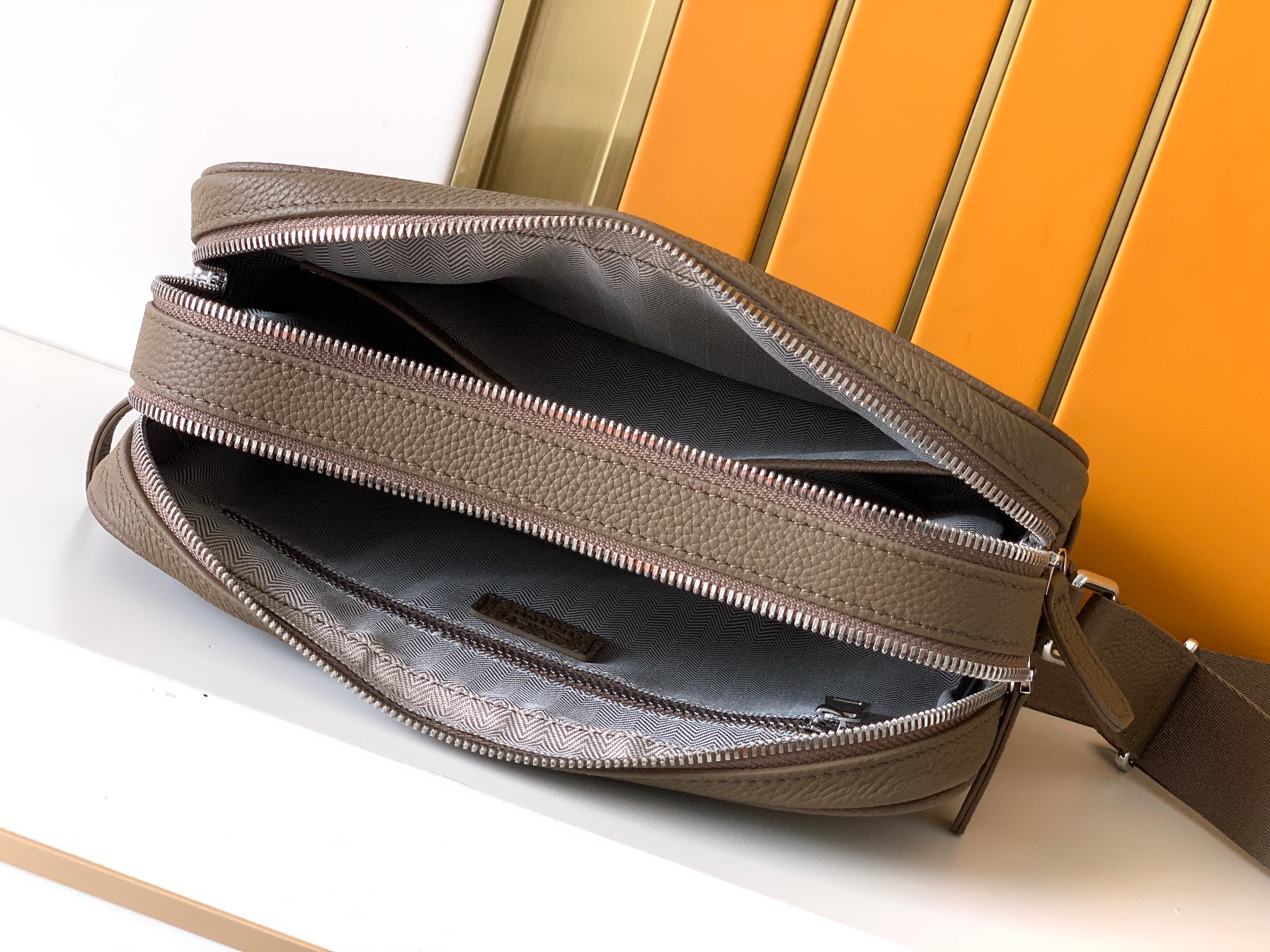 Givenchy 相机包7080-4#卡其色 货爱玛意大利专用头层牛皮 手感 柔软细腻 质感高端有档次
