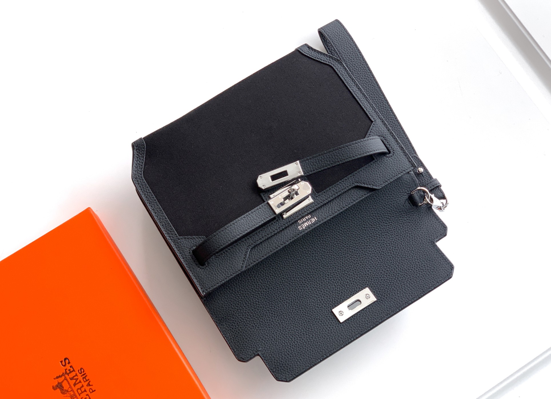 Loewe 手包型号：1159A#黑色 货爱玛意大利专用头层牛皮配杏色防水布 手感 柔软细腻