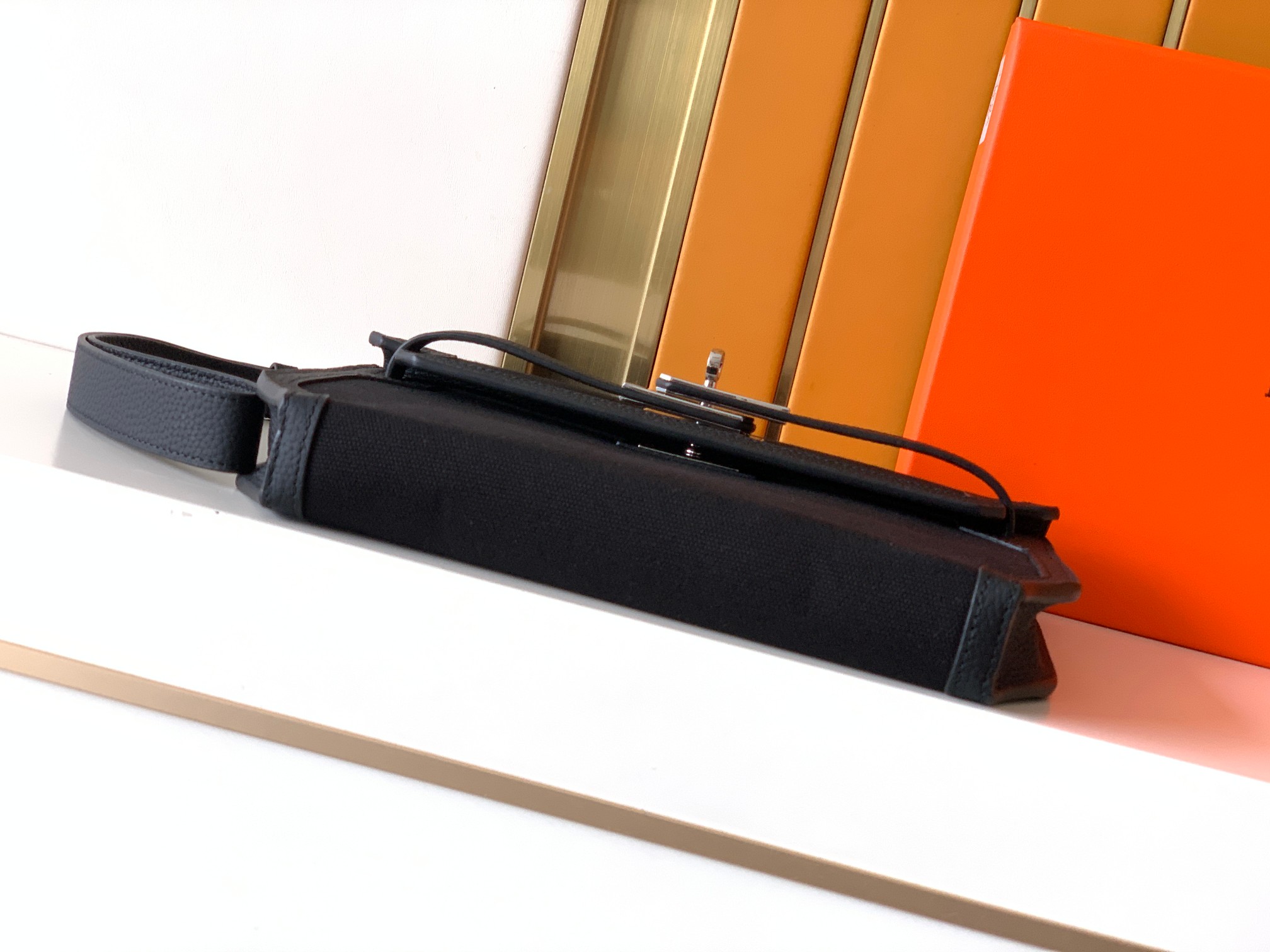 Loewe 手包型号：1159A#黑色 货爱玛意大利专用头层牛皮配杏色防水布 手感 柔软细腻