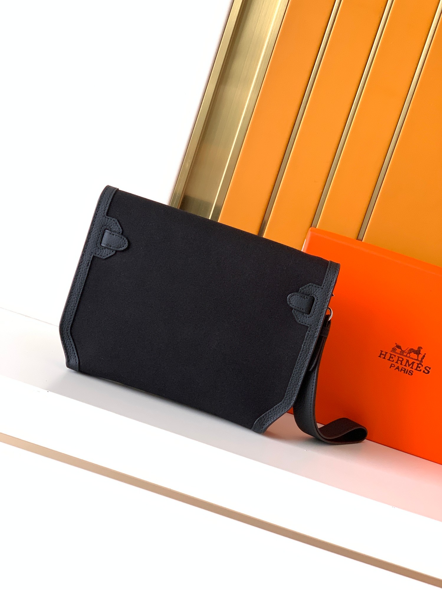 Loewe 手包型号：1159A#黑色 货爱玛意大利专用头层牛皮配杏色防水布 手感 柔软细腻