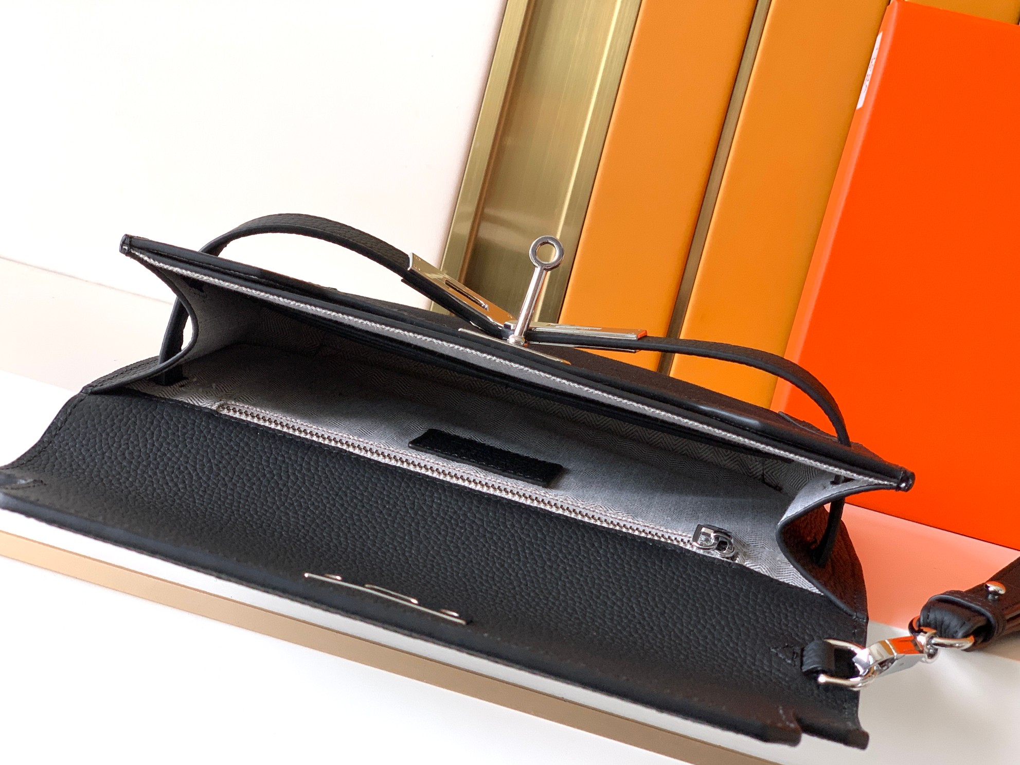 Loewe 手包型号：1159A#黑色 货爱玛意大利专用头层牛皮配杏色防水布 手感 柔软细腻