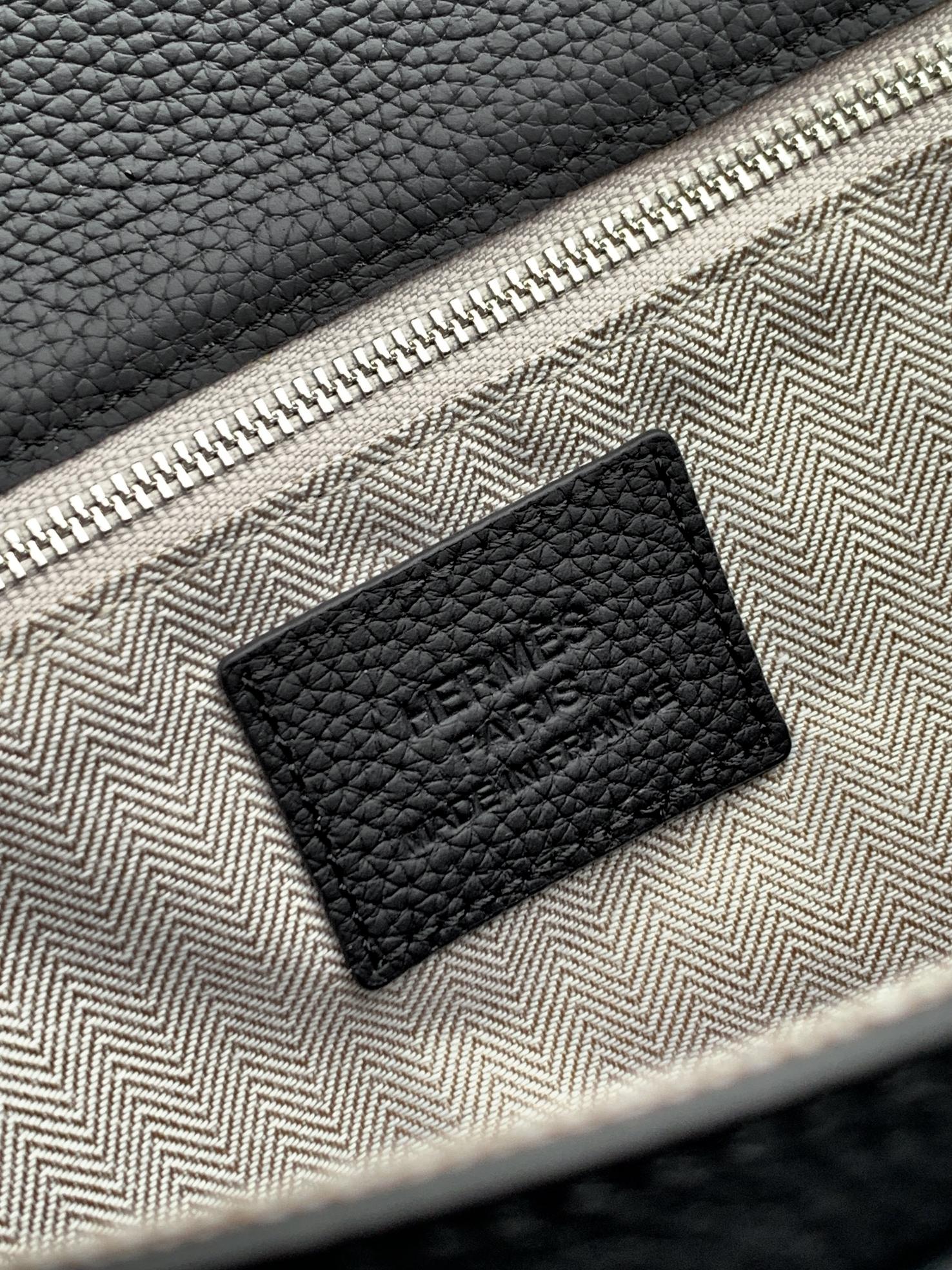 Loewe 手包型号：1159A#黑色 货爱玛意大利专用头层牛皮配杏色防水布 手感 柔软细腻