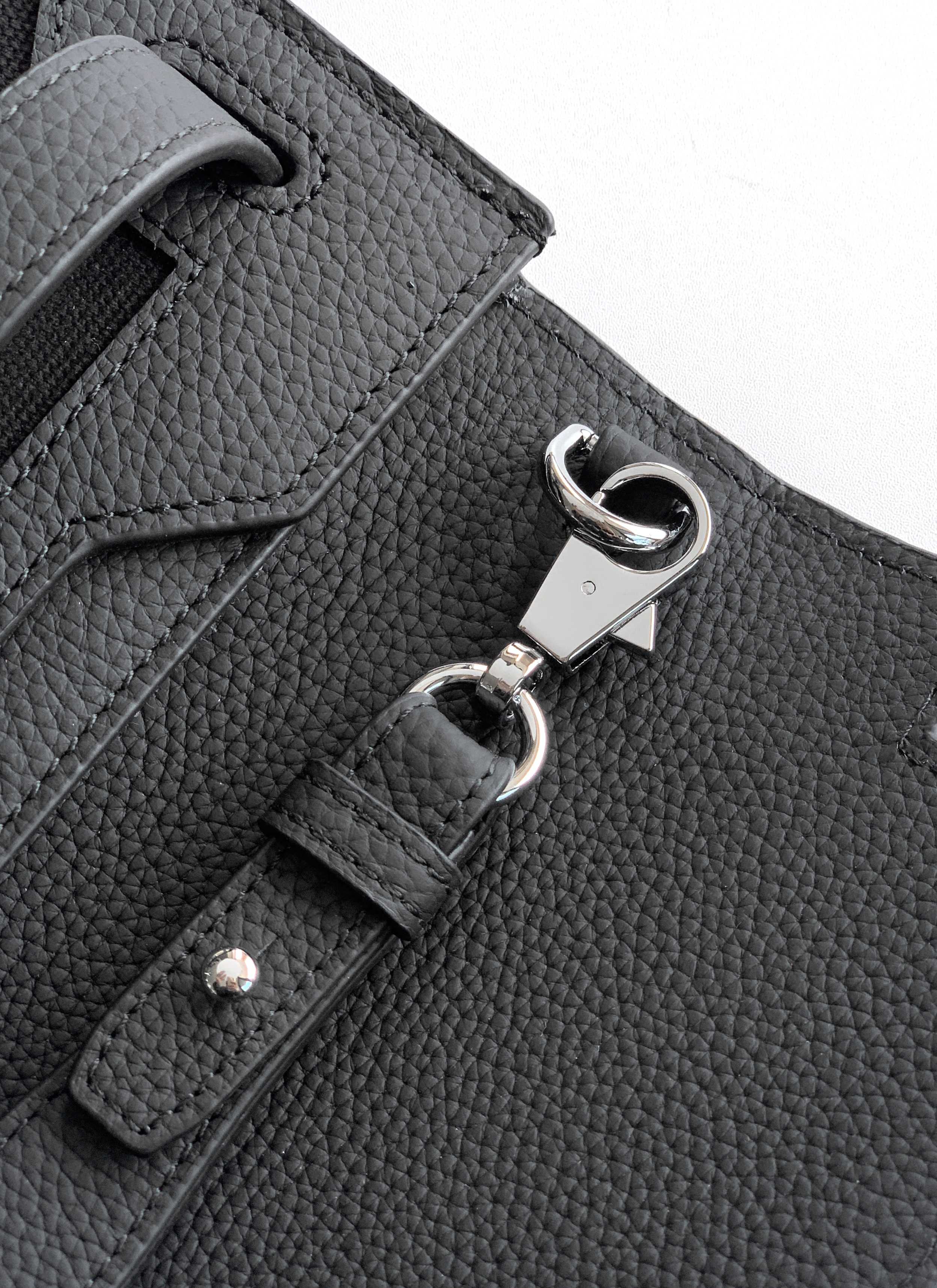 Loewe 手包型号：1159A#黑色 货爱玛意大利专用头层牛皮配杏色防水布 手感 柔软细腻