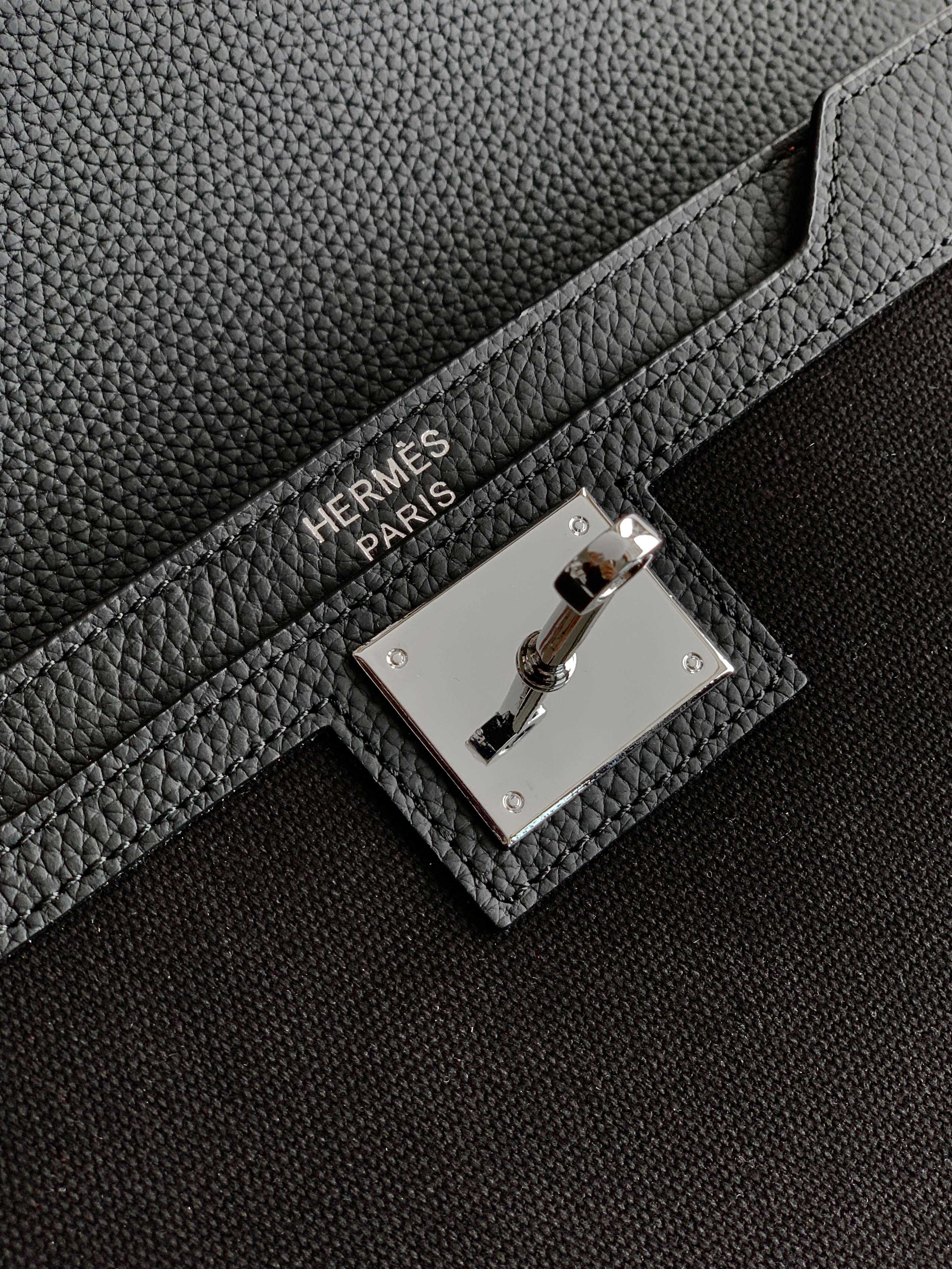 Loewe 手包型号：1159A#黑色 货爱玛意大利专用头层牛皮配杏色防水布 手感 柔软细腻