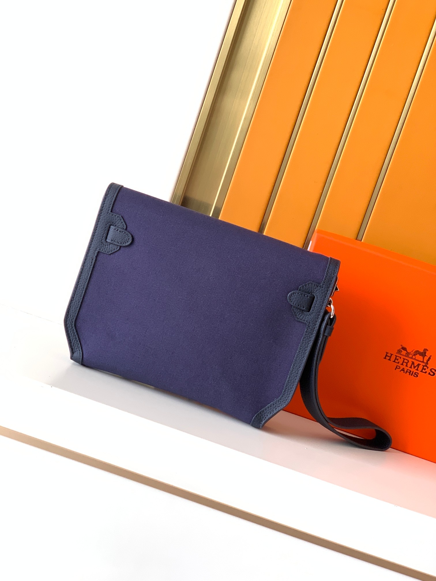 Loewe 手包型号：1159A#蓝色 货爱玛意大利专用头层牛皮配杏色防水布 手感 柔软细腻