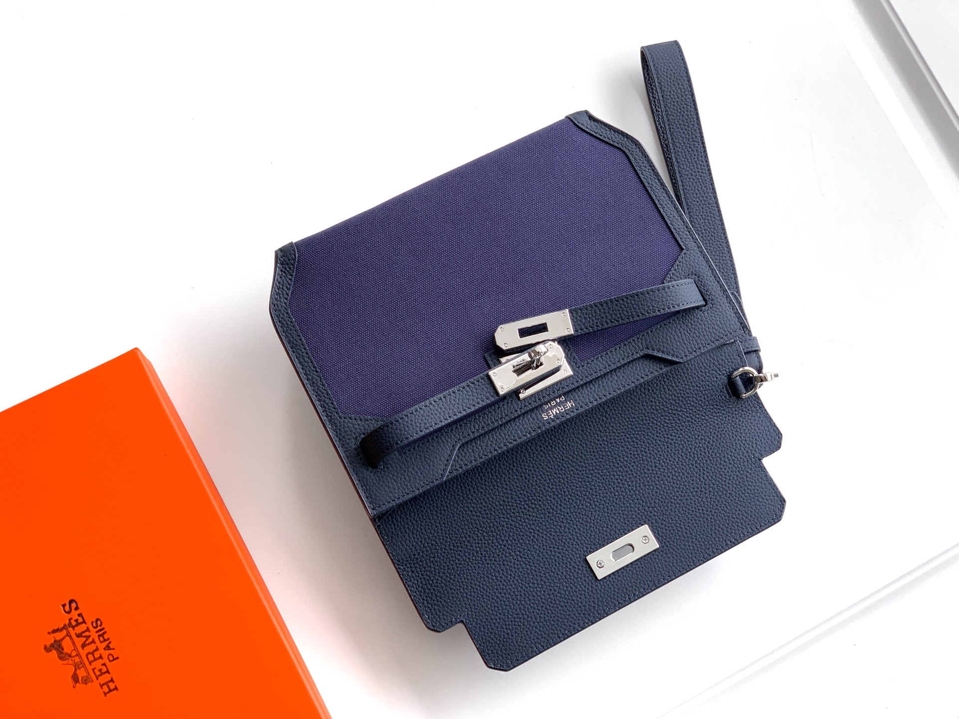 Loewe 手包型号：1159A#蓝色 货爱玛意大利专用头层牛皮配杏色防水布 手感 柔软细腻