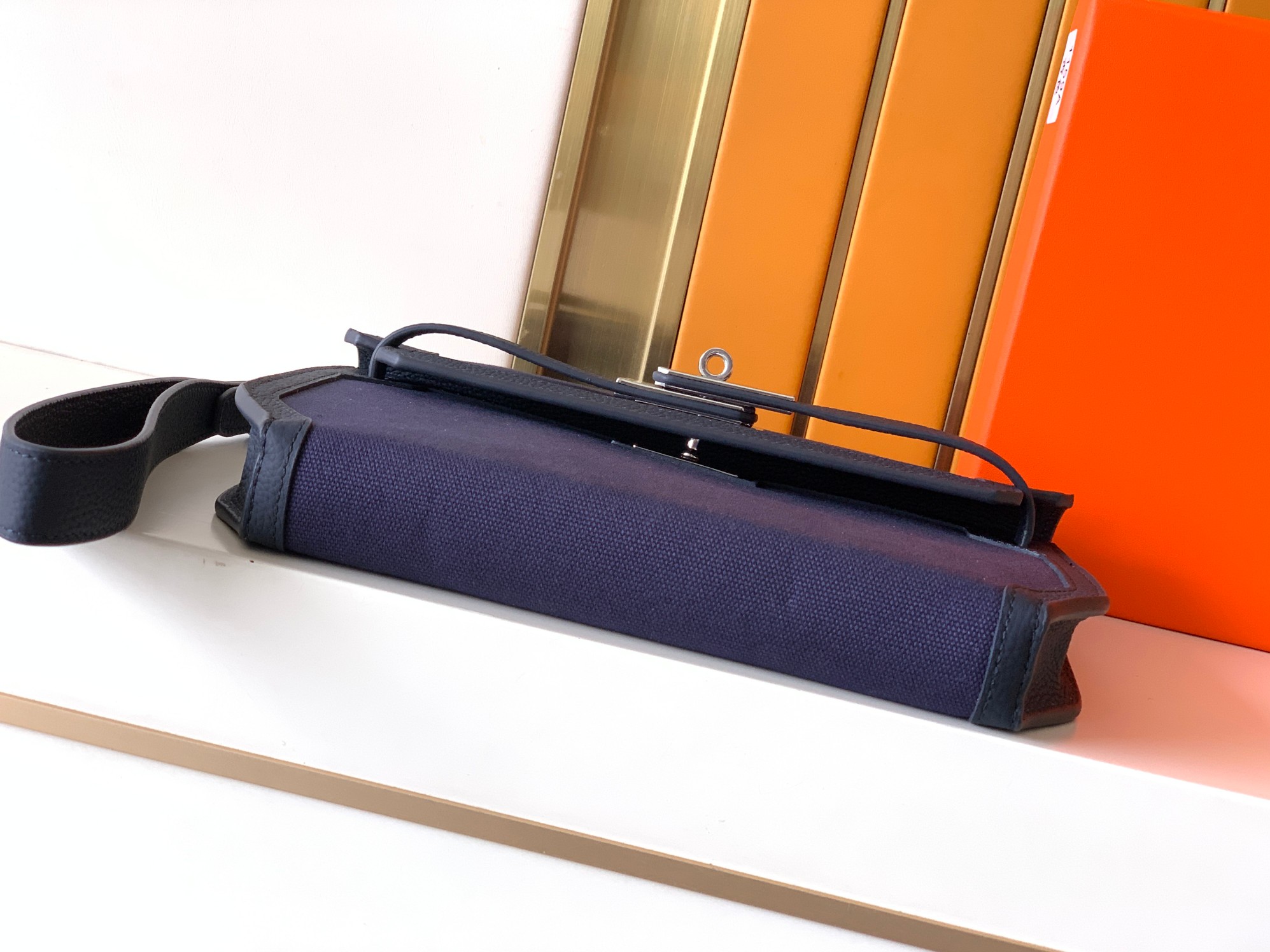 Loewe 手包型号：1159A#蓝色 货爱玛意大利专用头层牛皮配杏色防水布 手感 柔软细腻