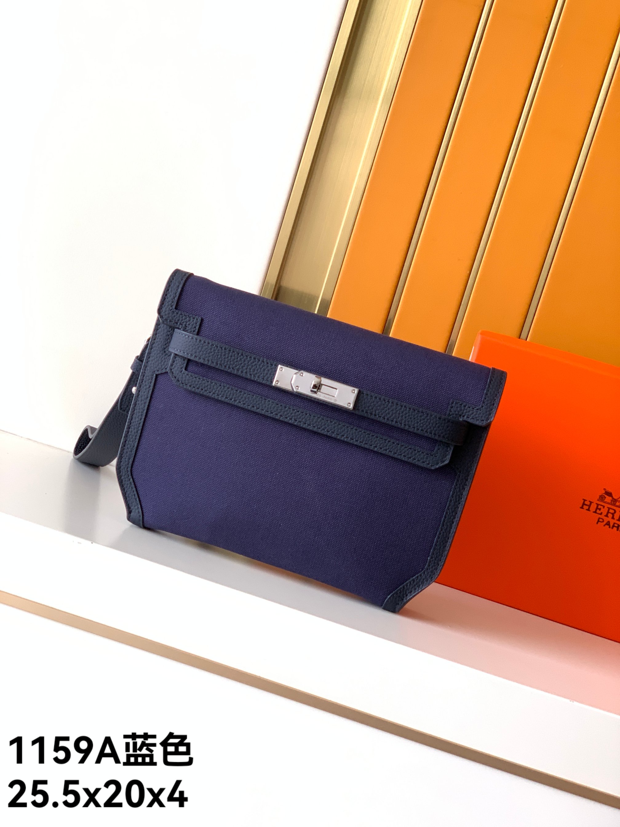 Loewe 手包型号：1159A#蓝色 货爱玛意大利专用头层牛皮配杏色防水布 手感 柔软细腻